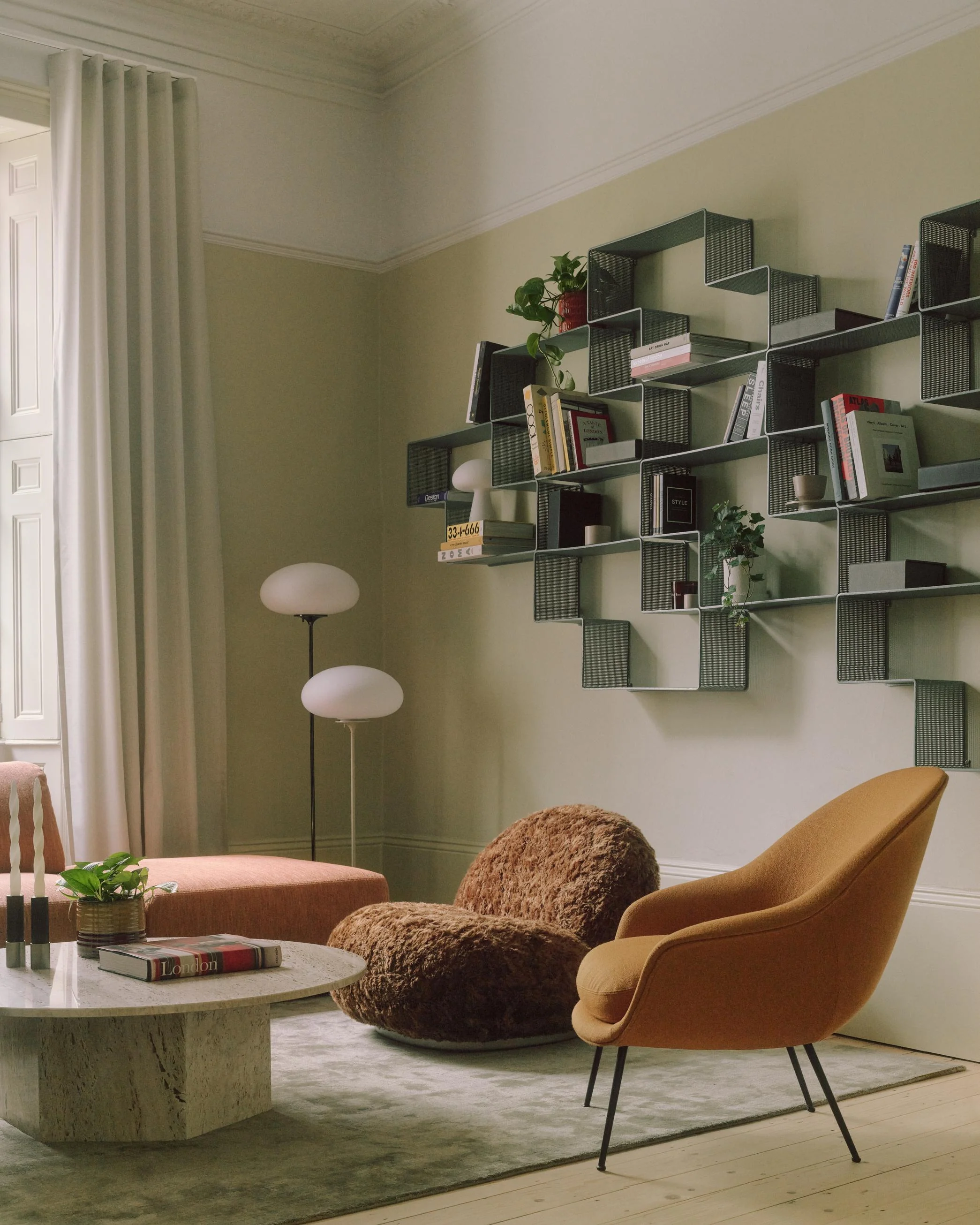 Fotel BAT tapicerowany z mosiężną podstawą - Image 6