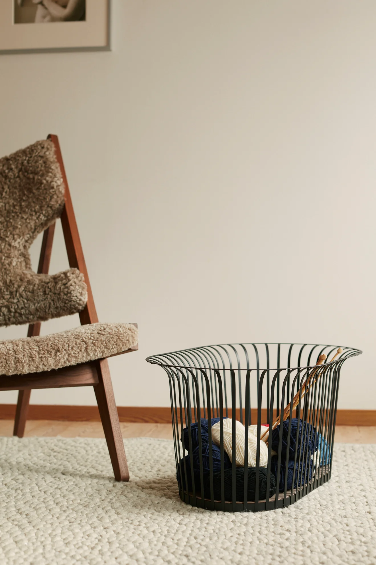 Fotel KNITTING skóra owcza z dębową podstawą - Image 9