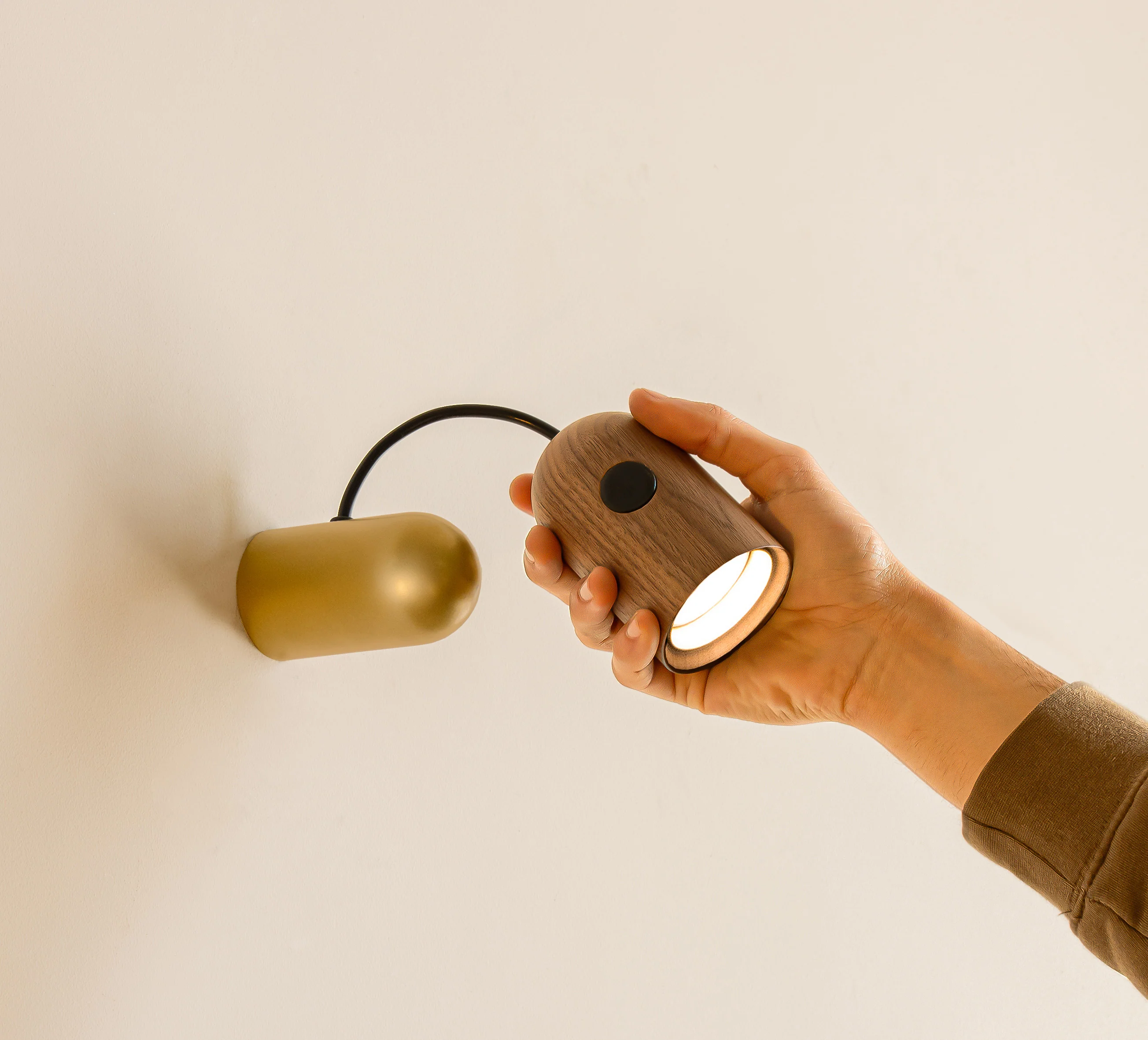 Lampa ścienna ONFA drewno orzechowe z mosiężnym wykończeniem - Image 3