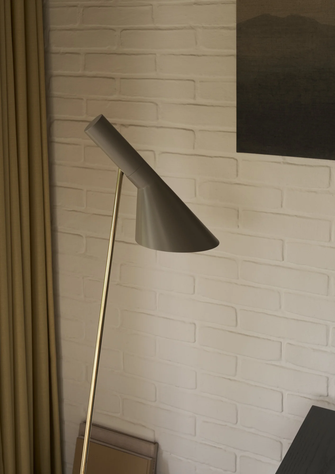 Lampa podłogowa AJ ciepły szary z mosiężnym - Image 5