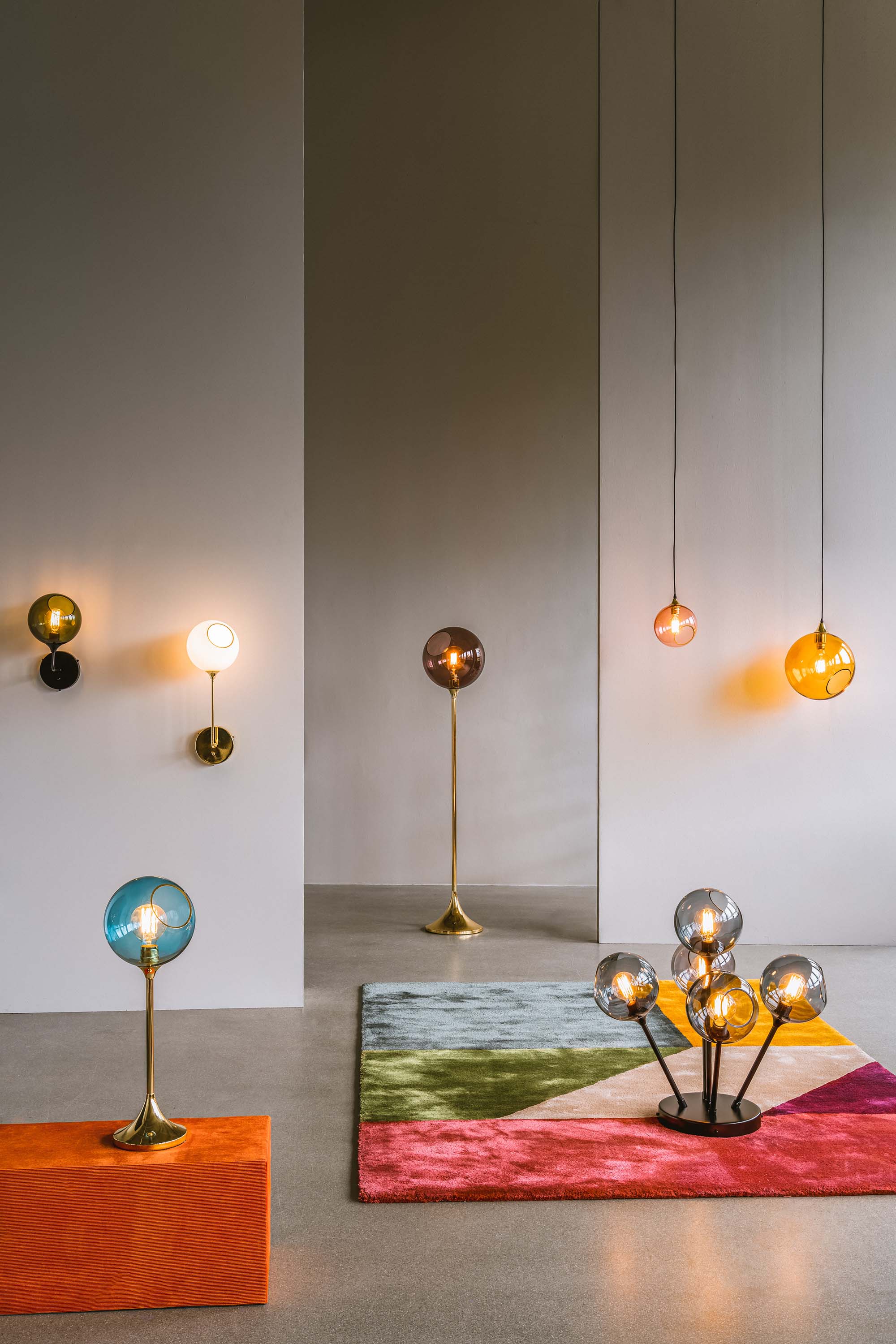 Lampa podłogowa BALLROOM biały ze złotą podstawą - Image 2