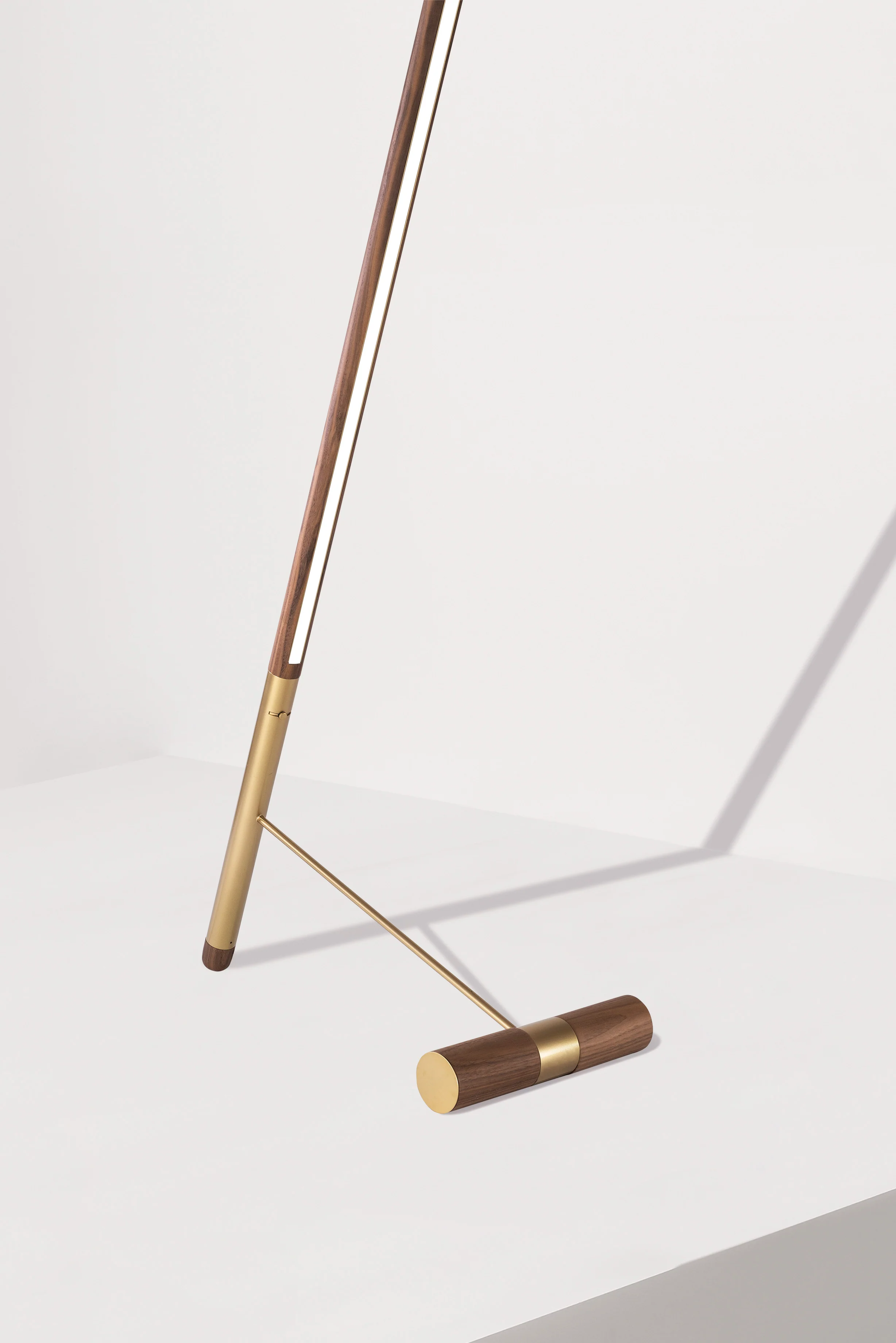 Lampa podłogowa LINEA D drewno orzechowe z mosiężnym wykończeniem - Image 3