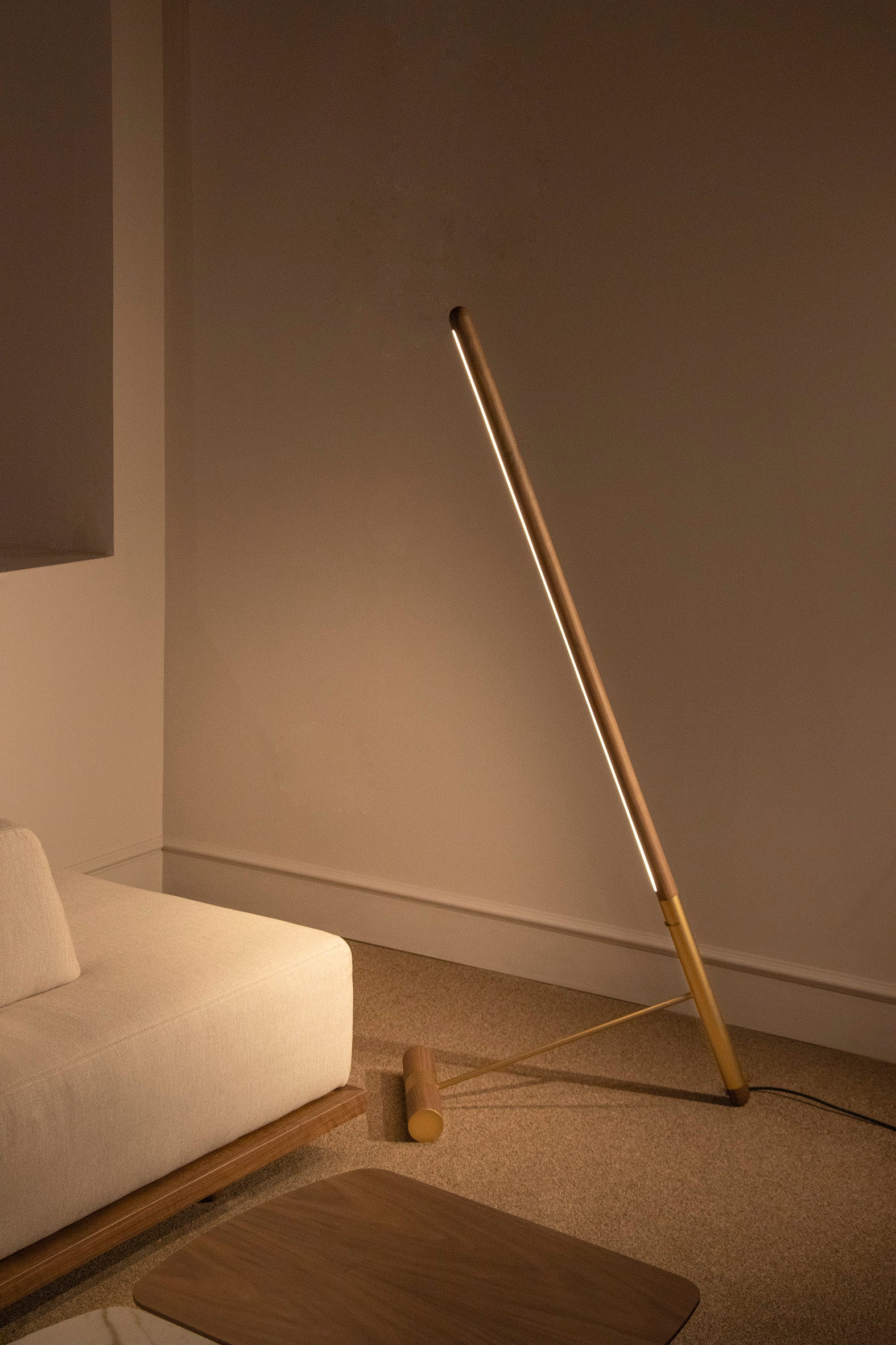 Lampa podłogowa LINEA D drewno orzechowe z mosiężnym wykończeniem - Image 5