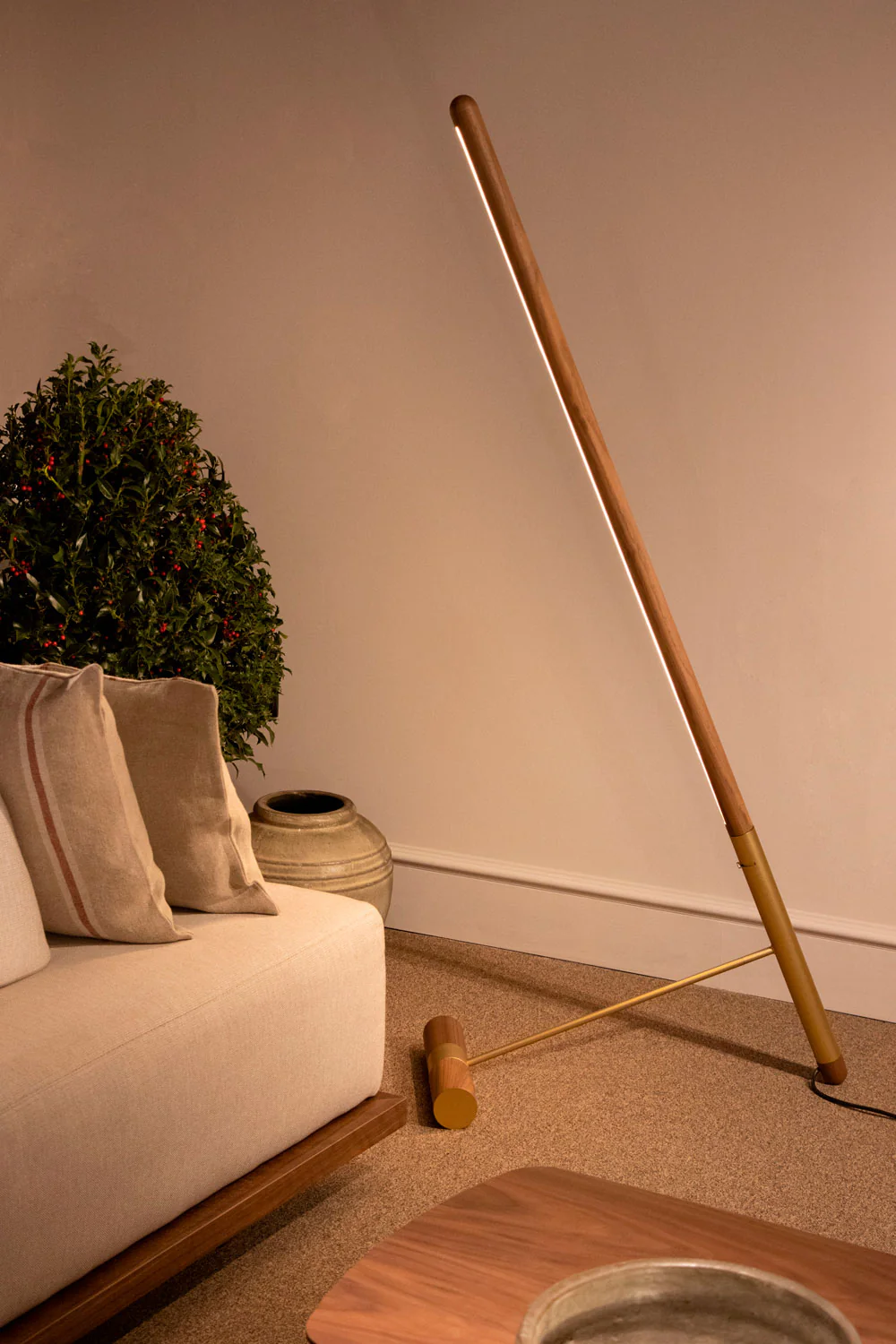 Lampa podłogowa LINEA D drewno orzechowe z mosiężnym wykończeniem - Image 7