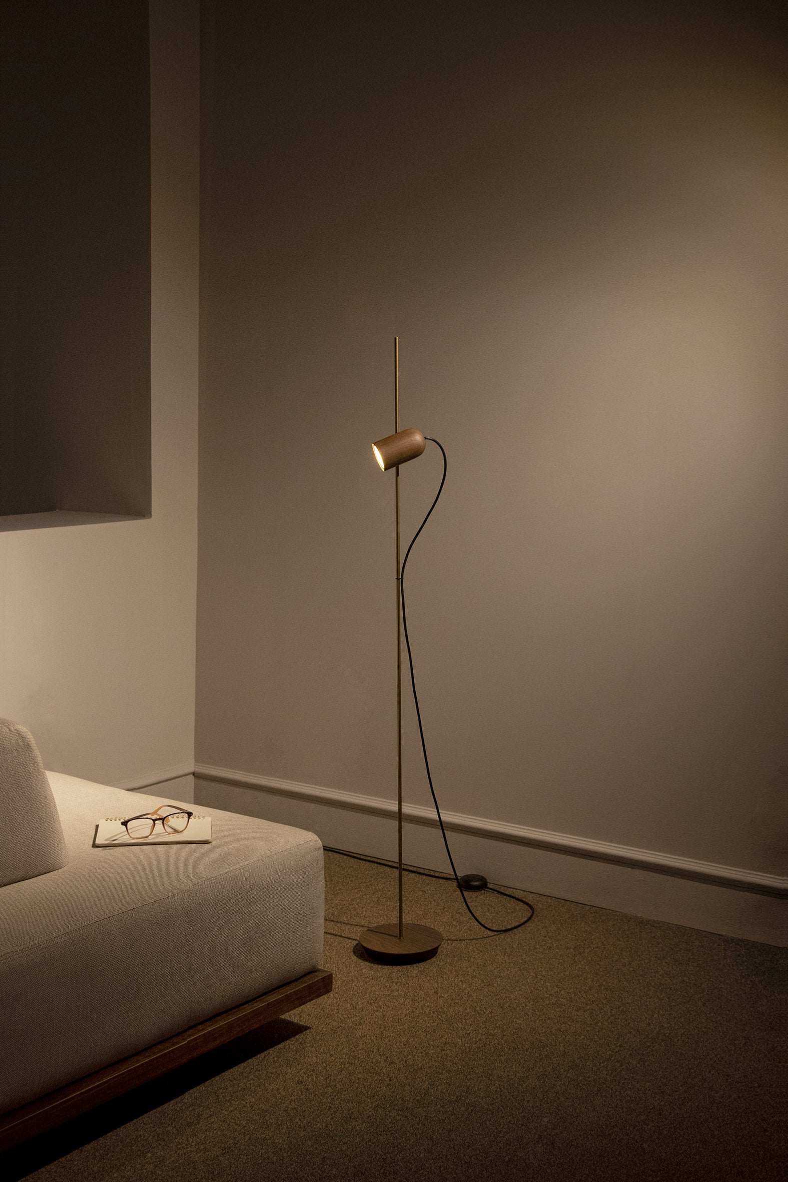 Lampa podłogowa ONFA drewno orzechowe z mosiężnym wykończeniem - Image 5