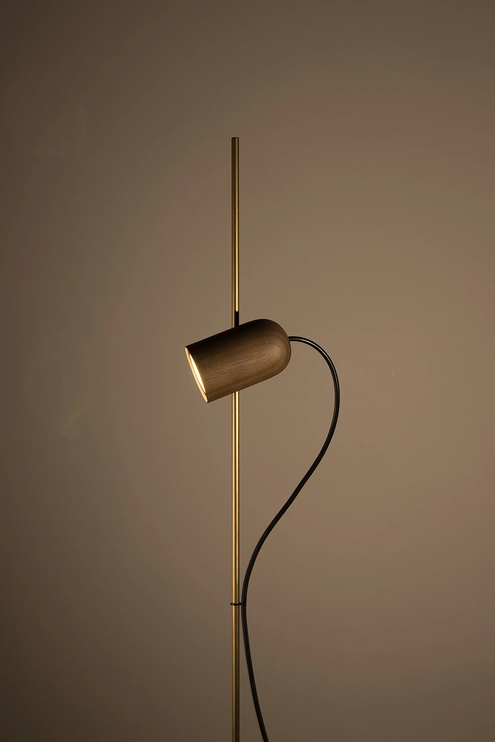 Lampa podłogowa ONFA drewno orzechowe z mosiężnym wykończeniem - Image 7