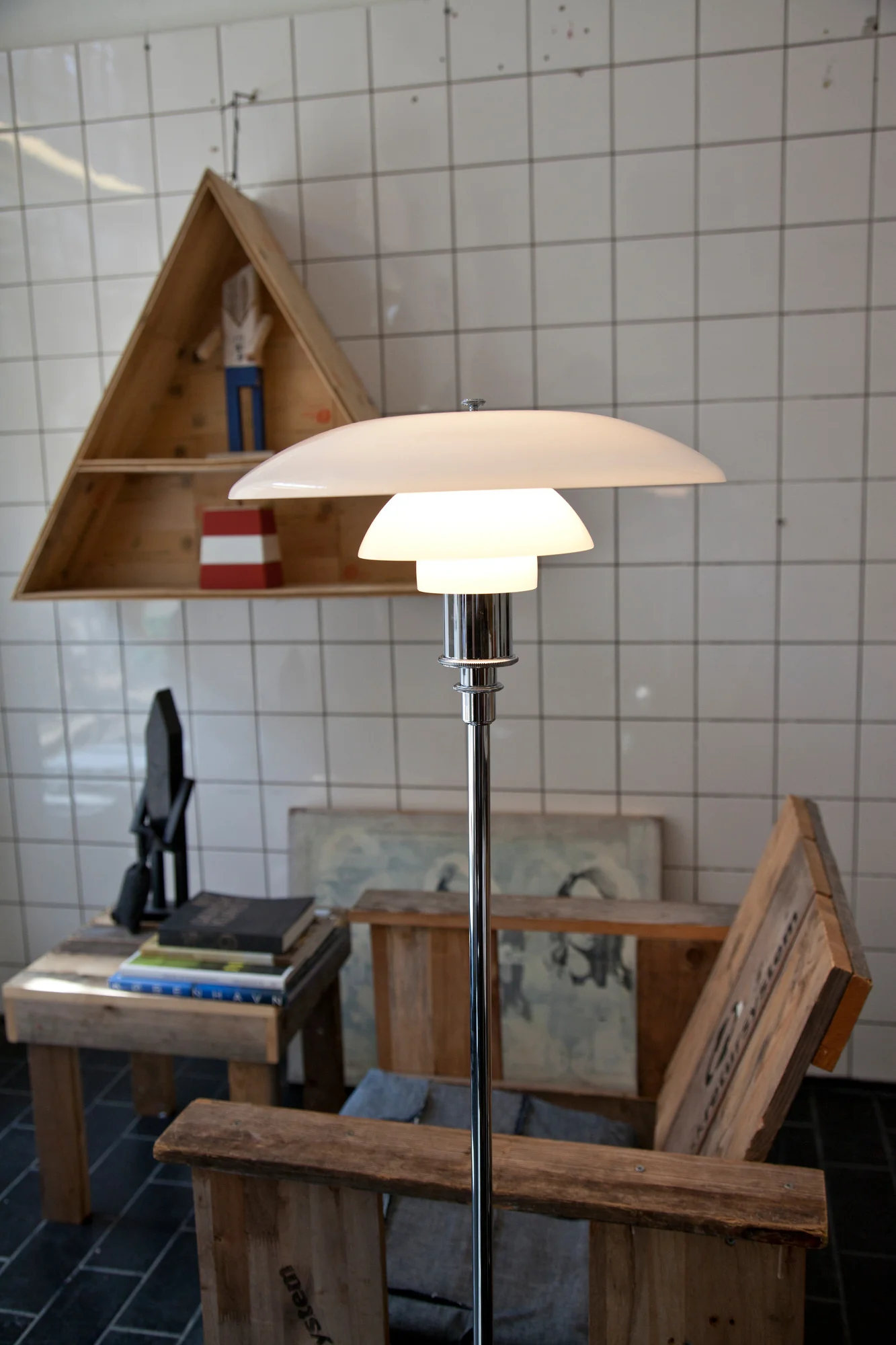 Lampa podłogowa PH 3½-2½ biały z chromowaną podstawą - Image 3