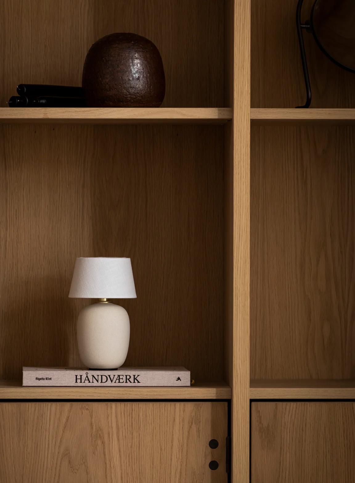 Lampa przenośna TORSO piaskowa ceramika z białym kloszem - Image 8