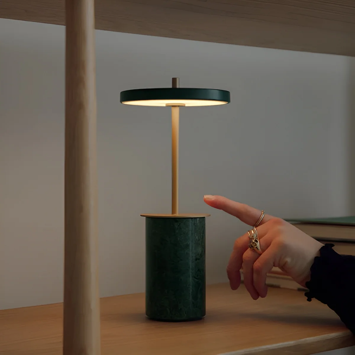 Lampa stołowa ASTERIA MOVE MINI zielony marmur ze złotą wstawką - Image 3