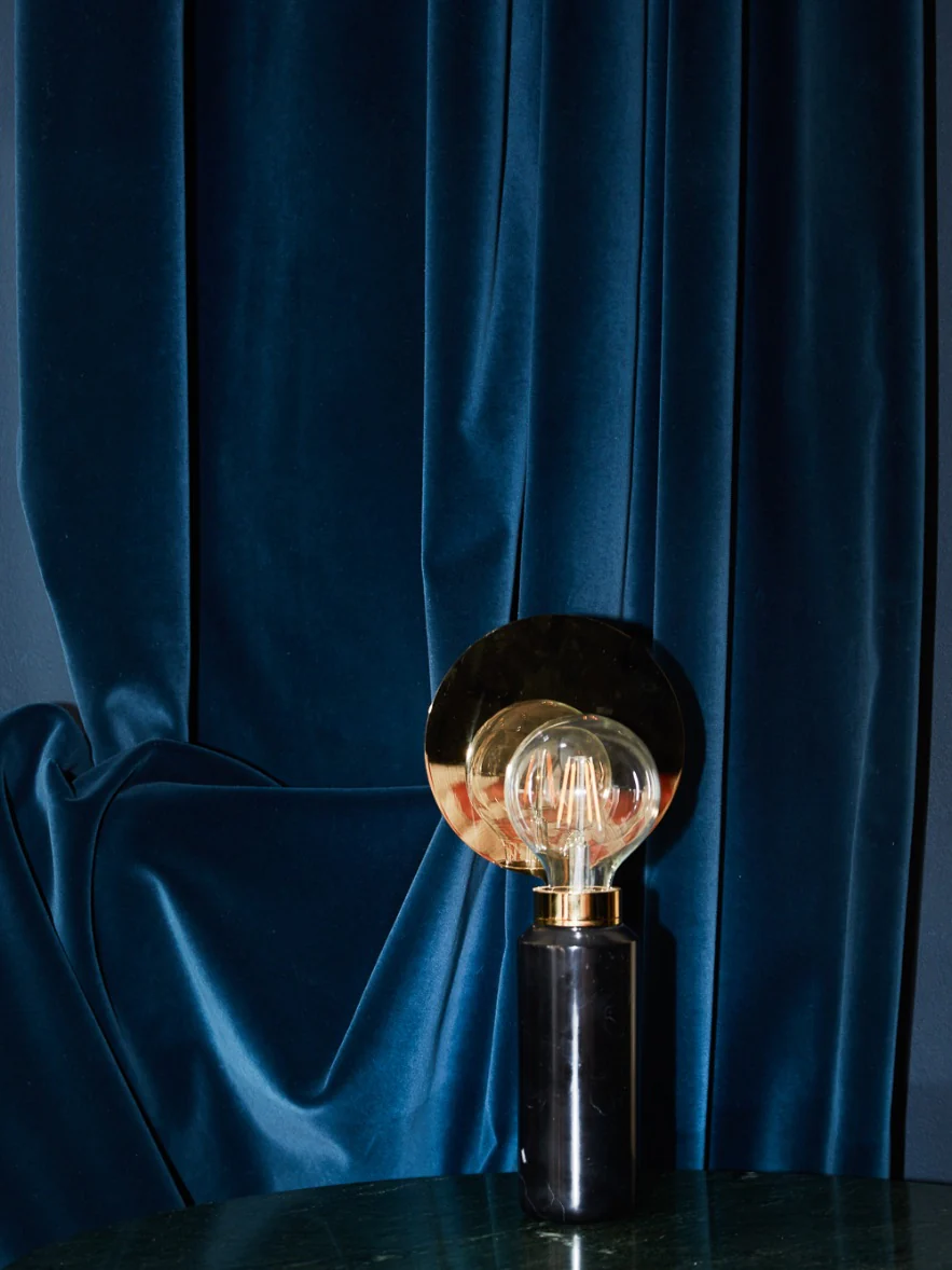 Lampa stołowa BLINDSPOT czarny marmur z mosiężnym wykończeniem - Image 2