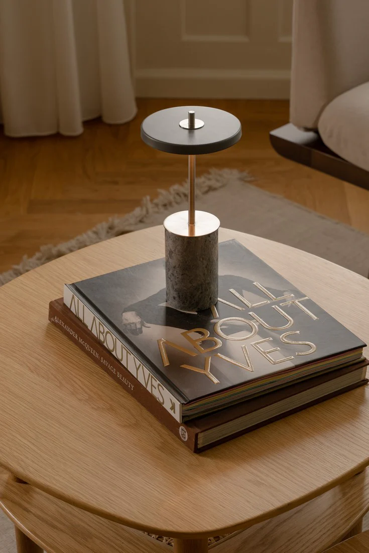 Lampa stołowa ASTERIA MOVE MINI szary marmur ze złotą wstawką - Image 3