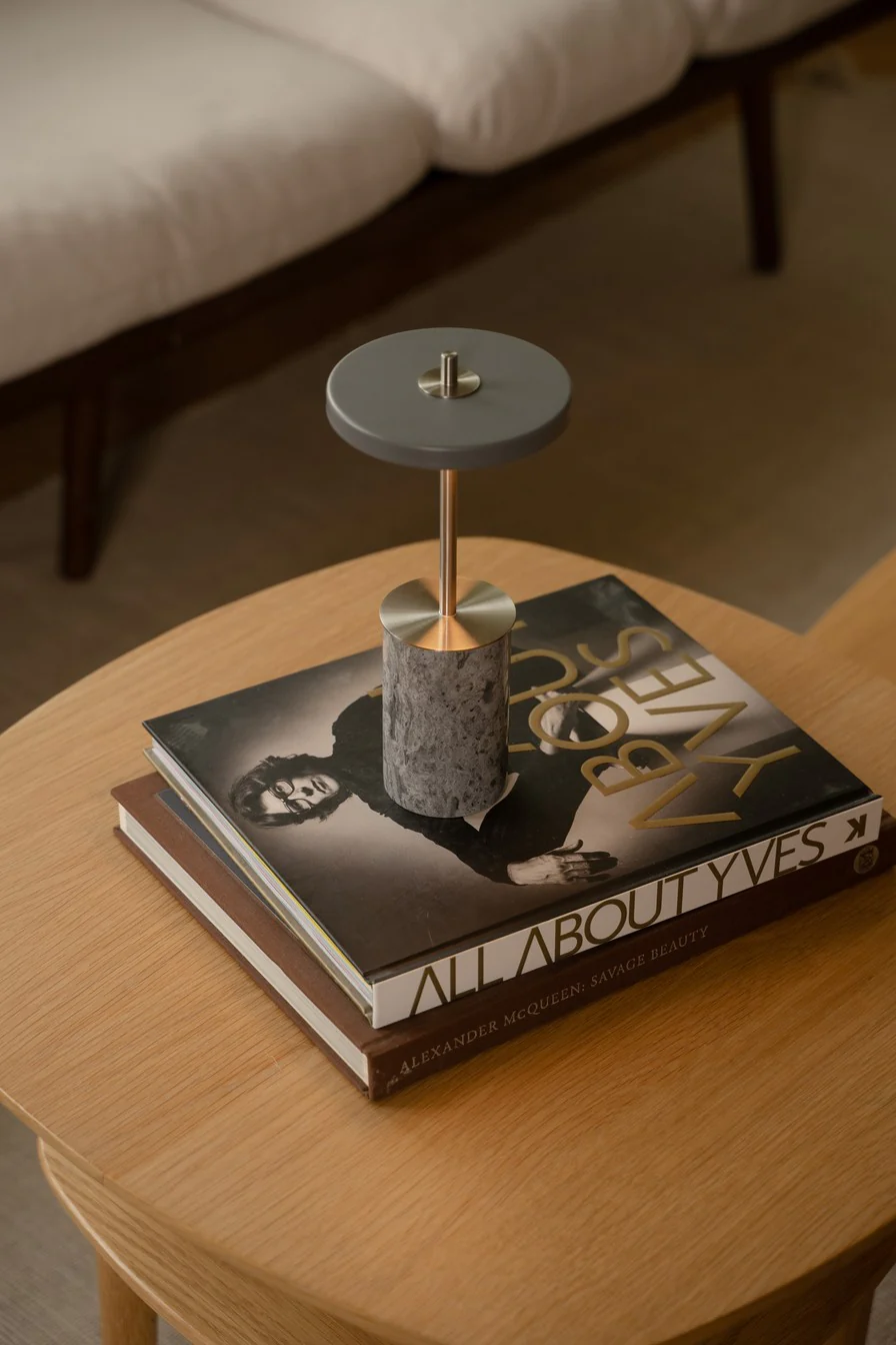 Lampa stołowa ASTERIA MOVE MINI szary marmur ze złotą wstawką - Image 4