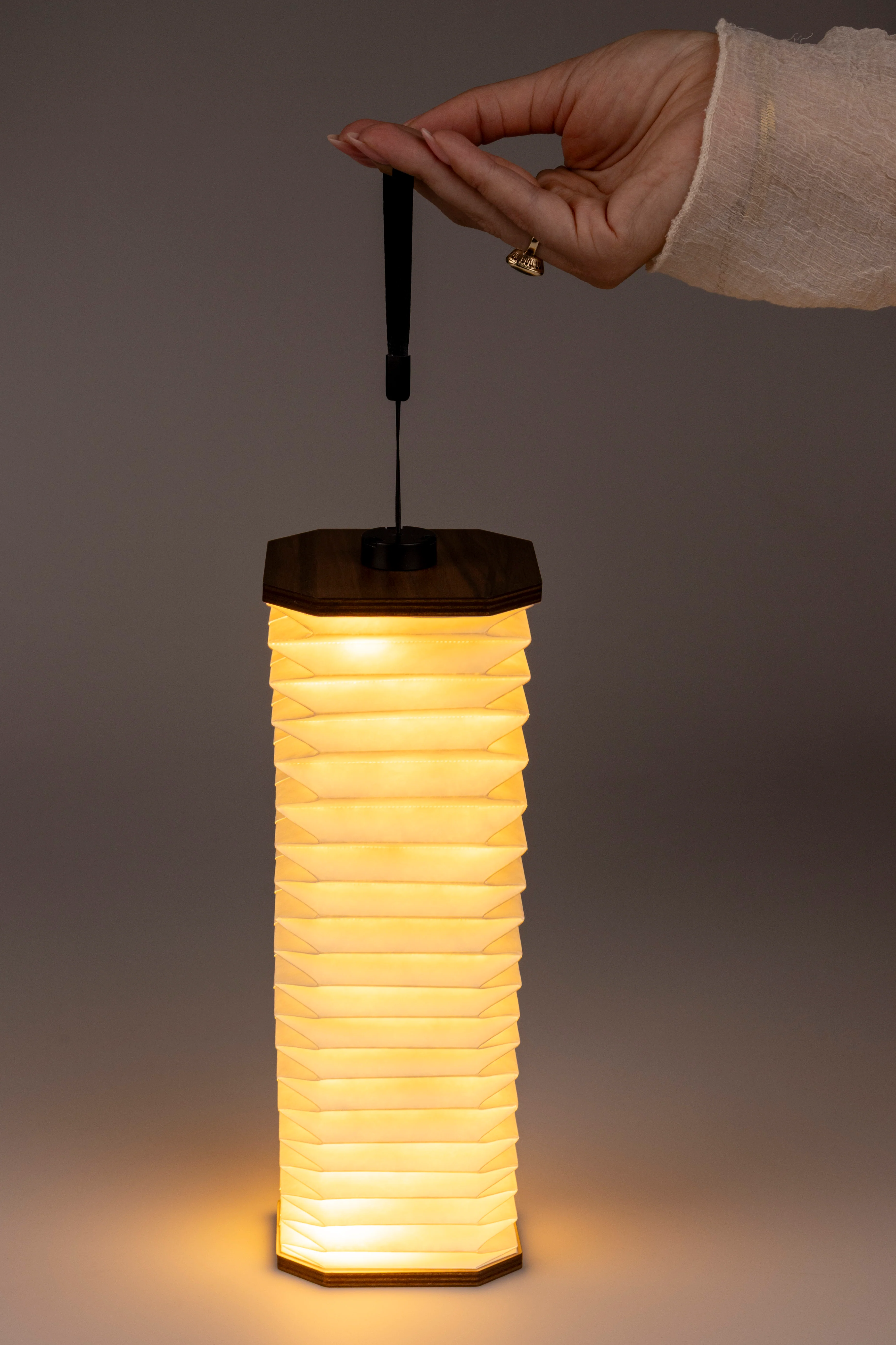 Lampa przenośna CAKE fornir orzechowy z białym - Image 4