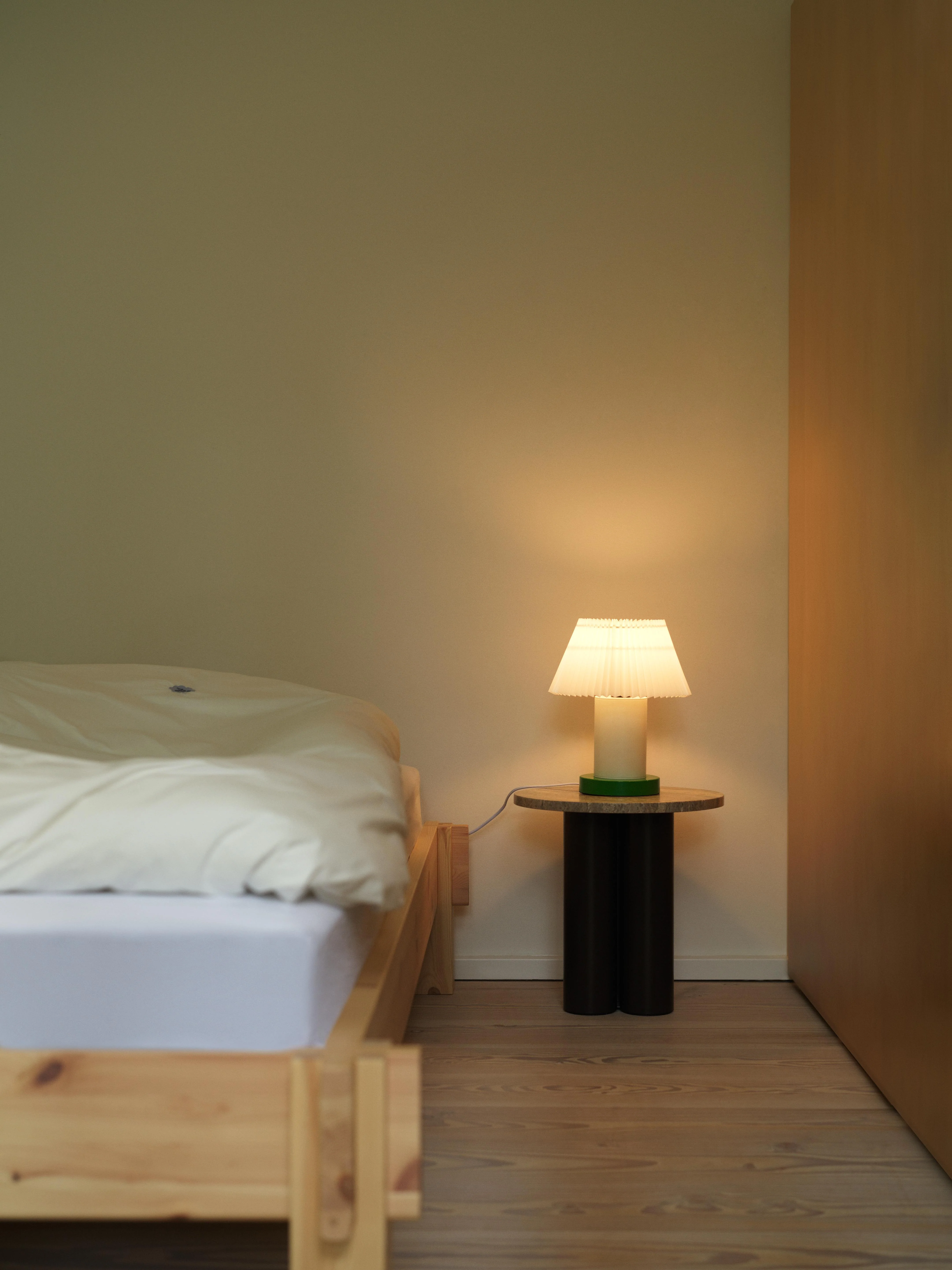 Lampa stołowa CELLU biały z zieloną podstawą - Image 9