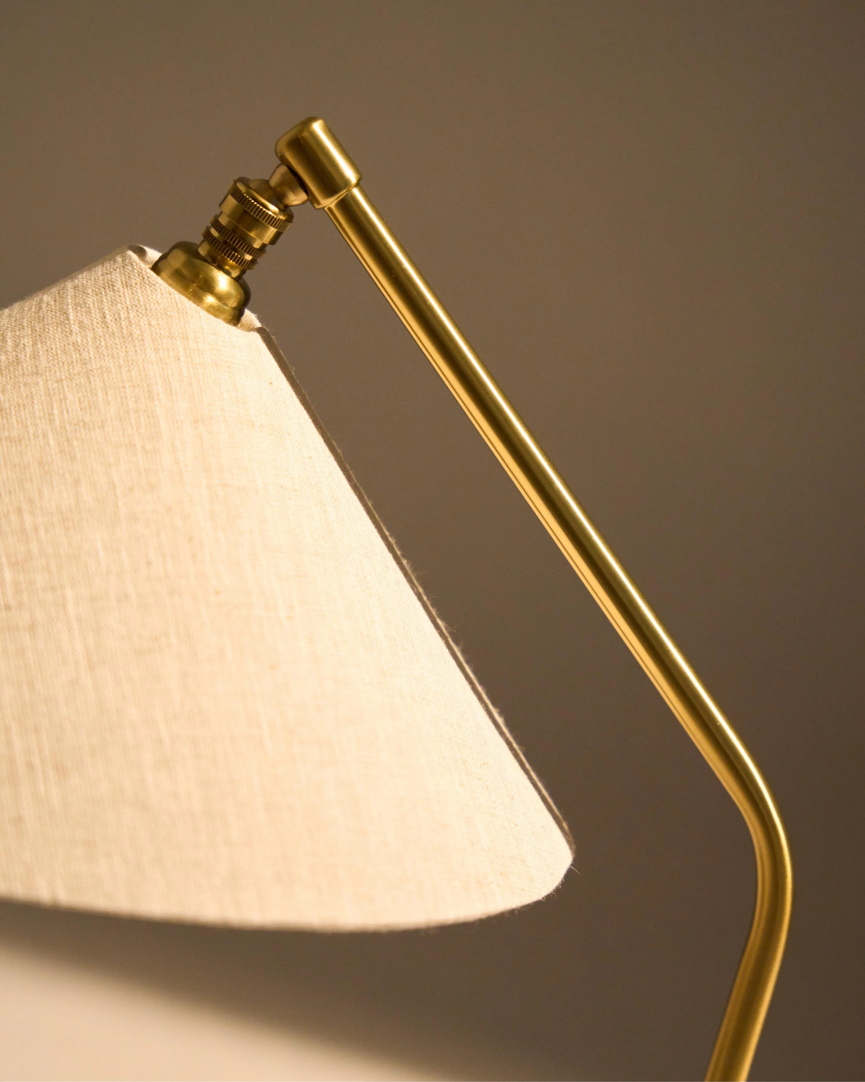 Lampa stołowa GRÄSHOPPA mosiądz i płótno - Image 11