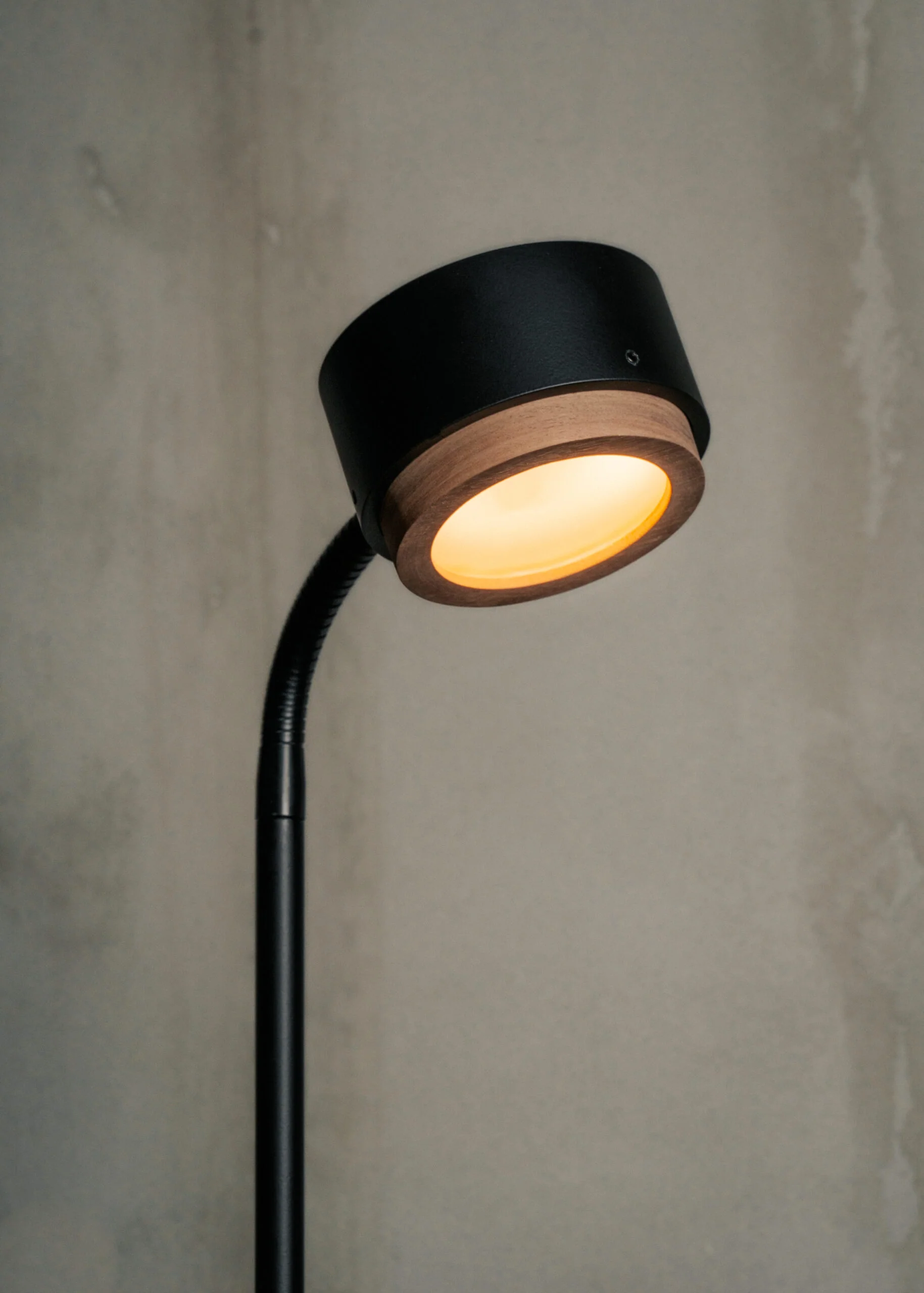 Lampa stołowa JUBI czarny z drewnem orzechowym - Image 5