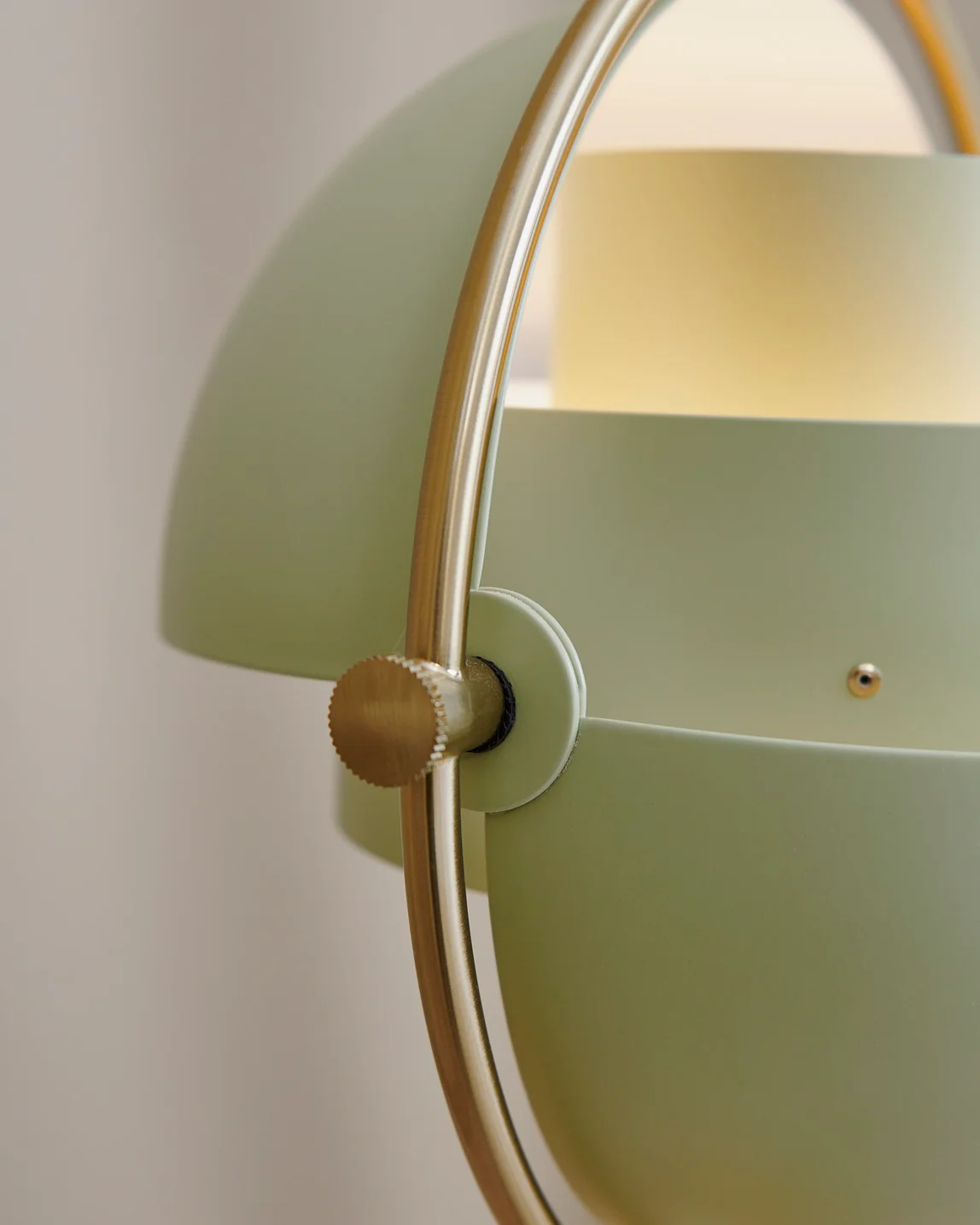 Lampa stołowa MULTI-LITE jasnozielony z mosiężną podstawą - Image 5