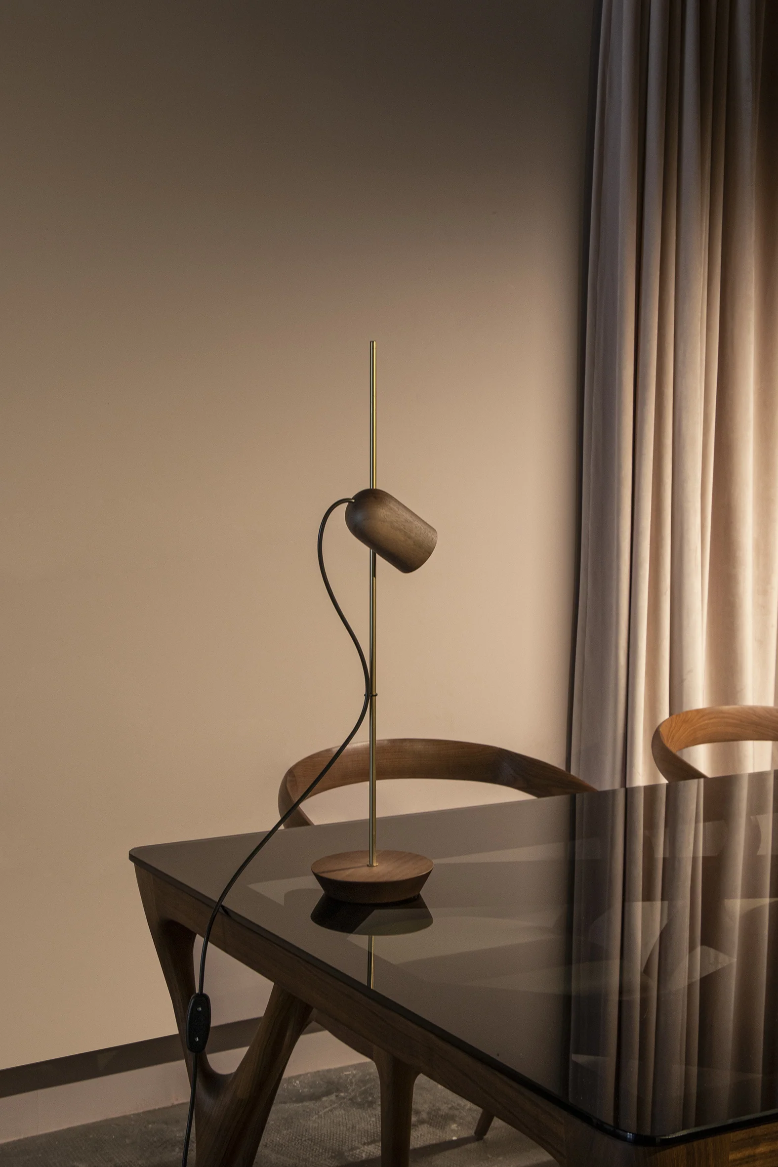 Lampa stołowa ONFA drewno orzechowe z mosiężnym wykończeniem - Image 4