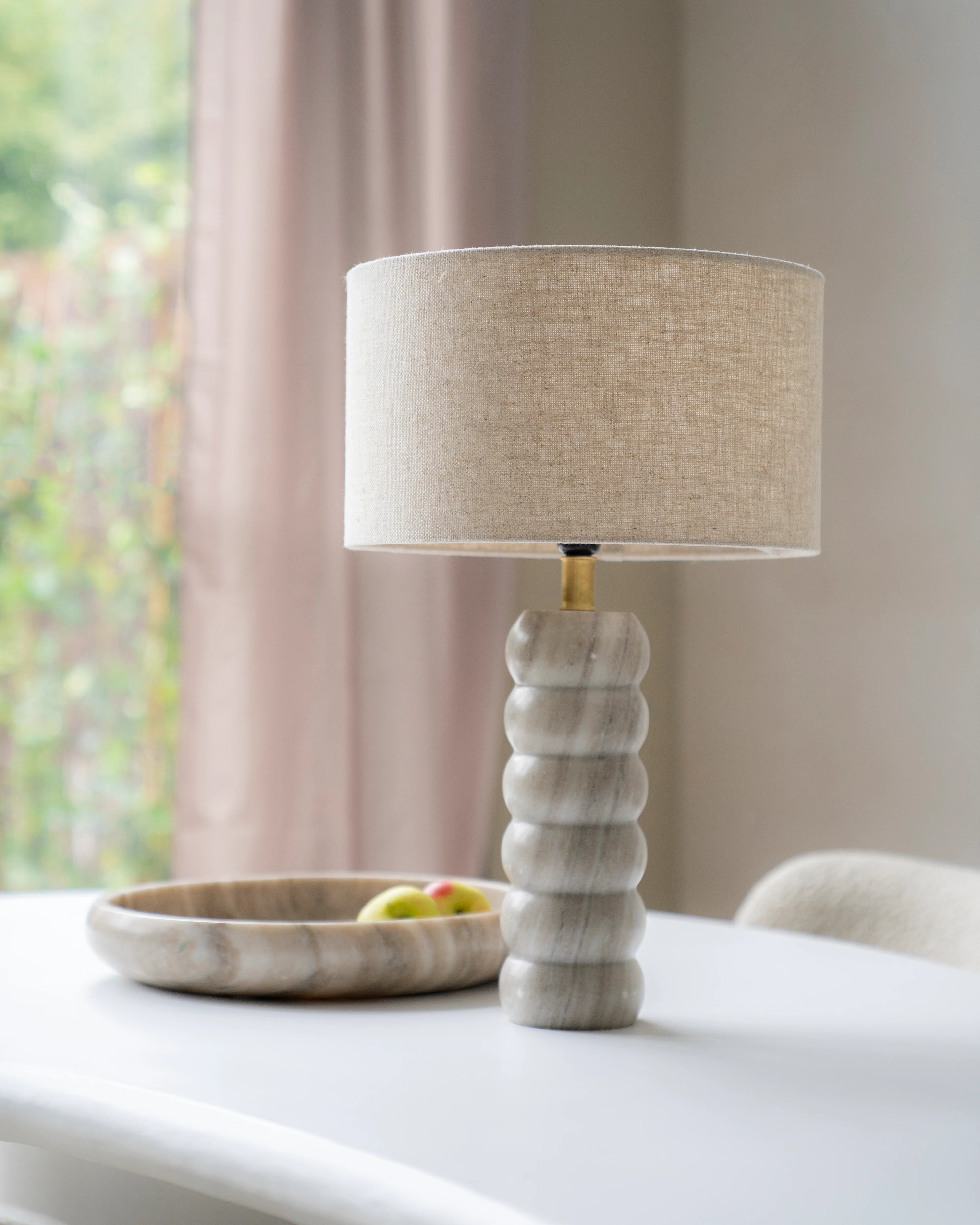 Lampa stołowa PATRON beżowy marmur z kremowym kloszem - Image 2
