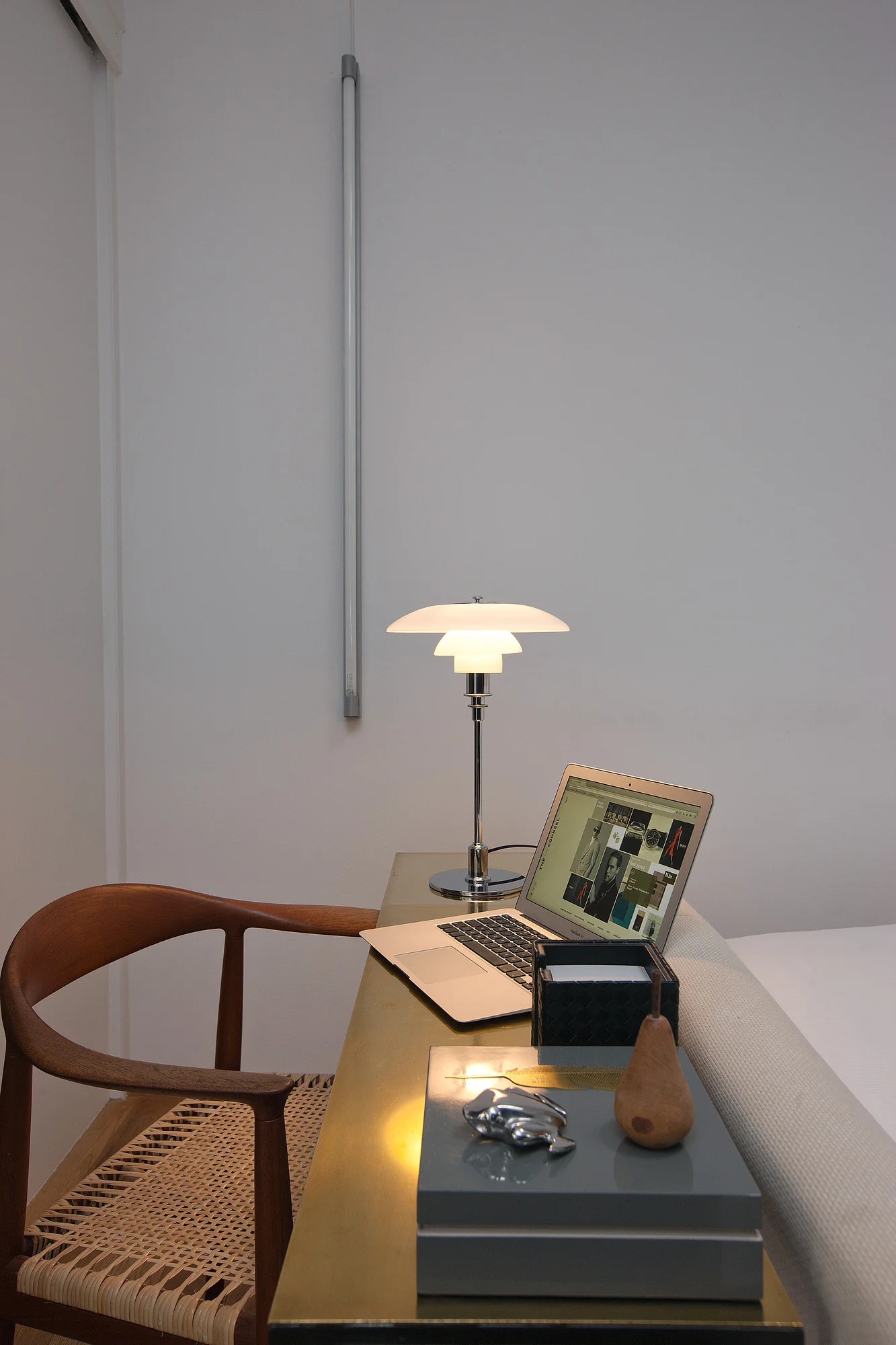 Lampa stołowa PH 3/2 biały z chromowaną podstawą - Image 4
