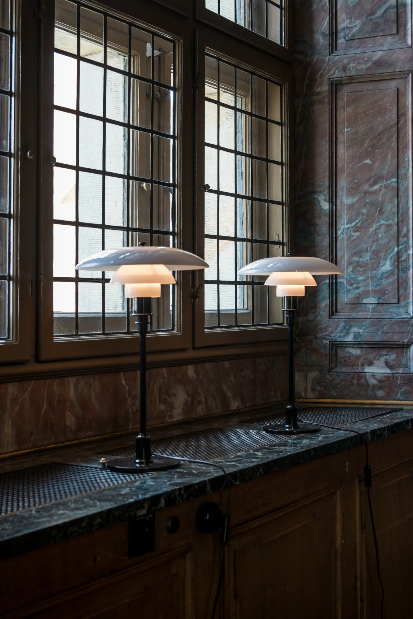 Lampa stołowa PH 3/2 biały z czarną podstawą - Image 3