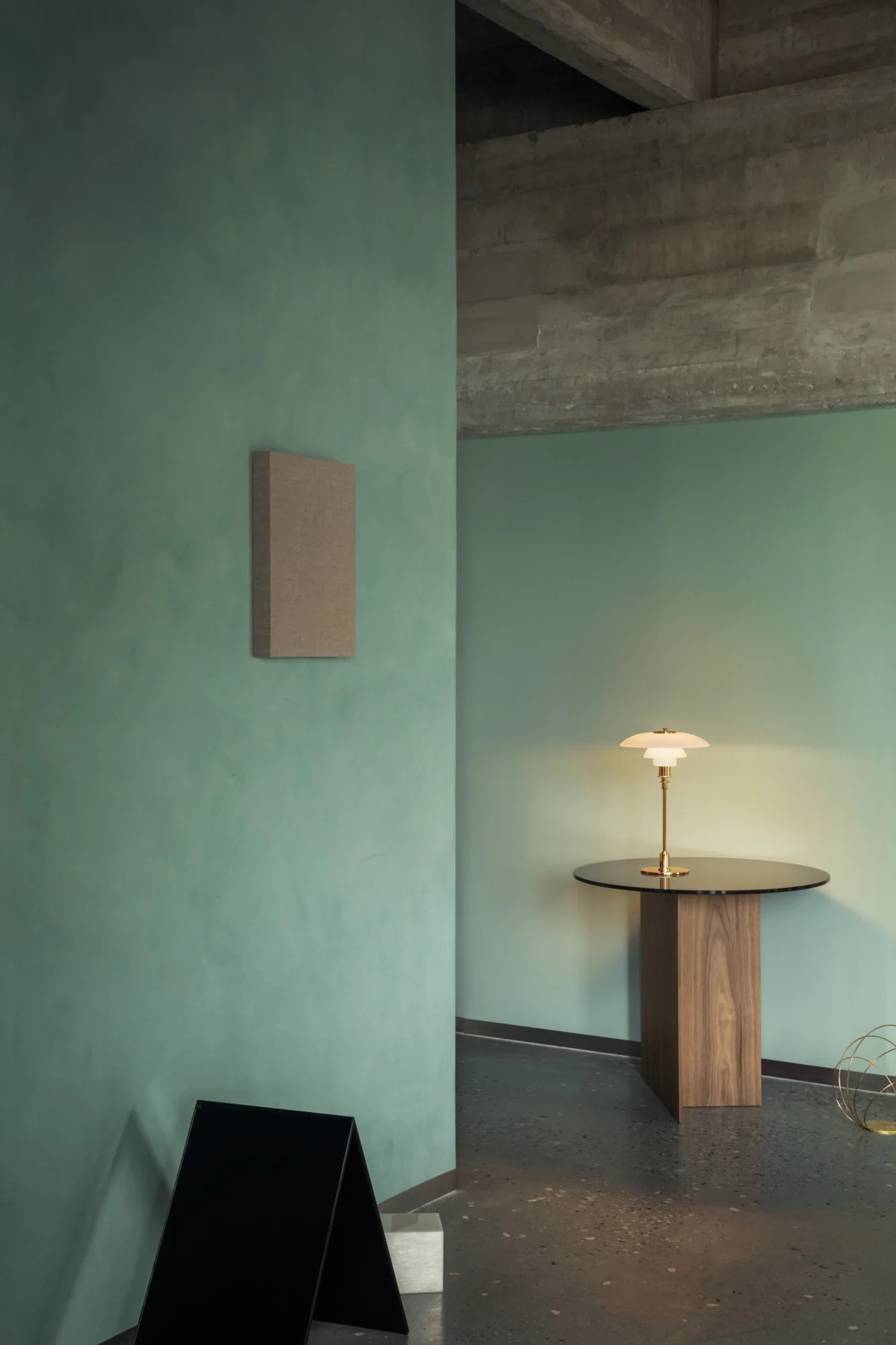 Lampa stołowa PH 3/2 biały z mosiężną podstawą - Image 2