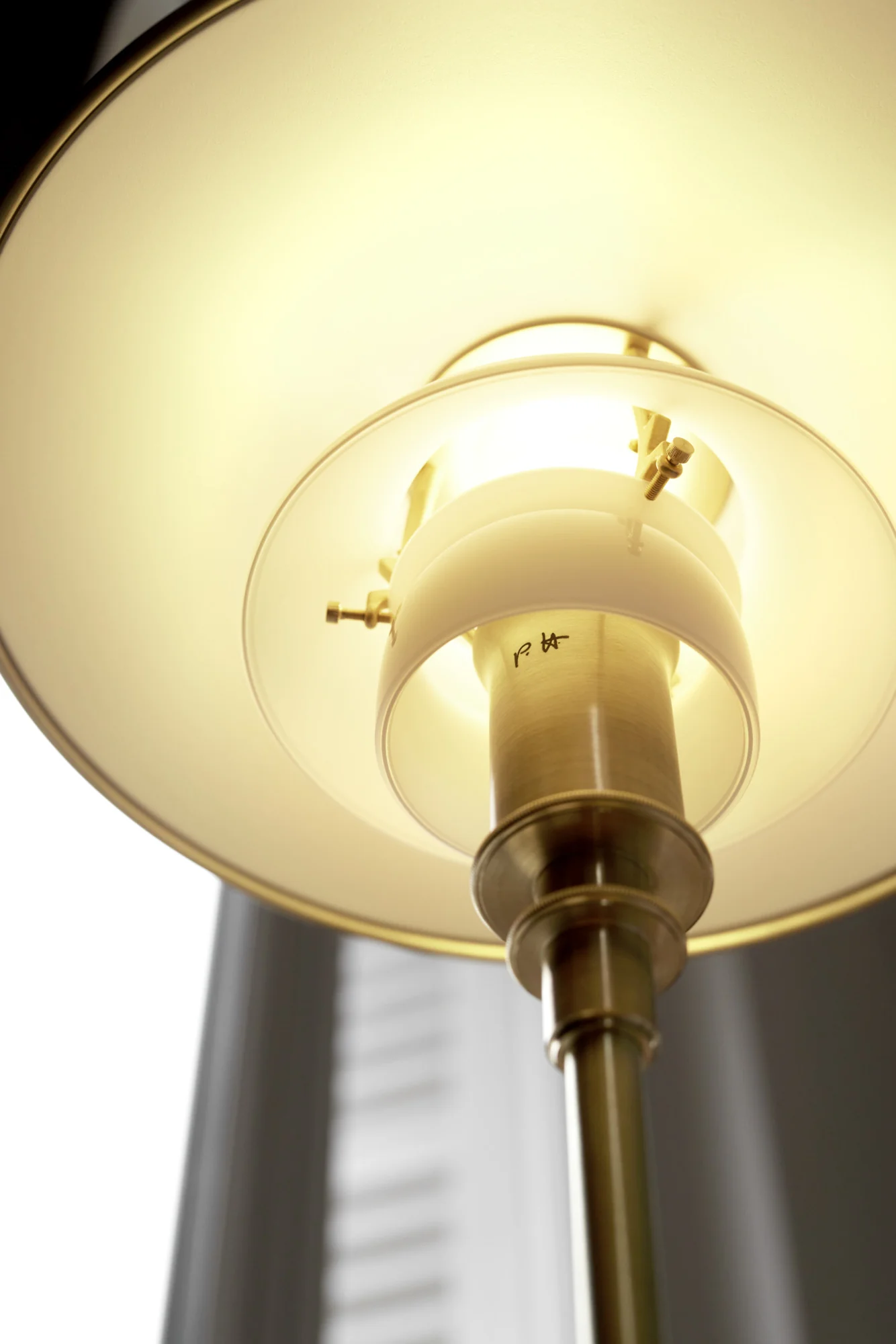 Lampa stołowa PH 3/2 biały z mosiężną podstawą - Image 3