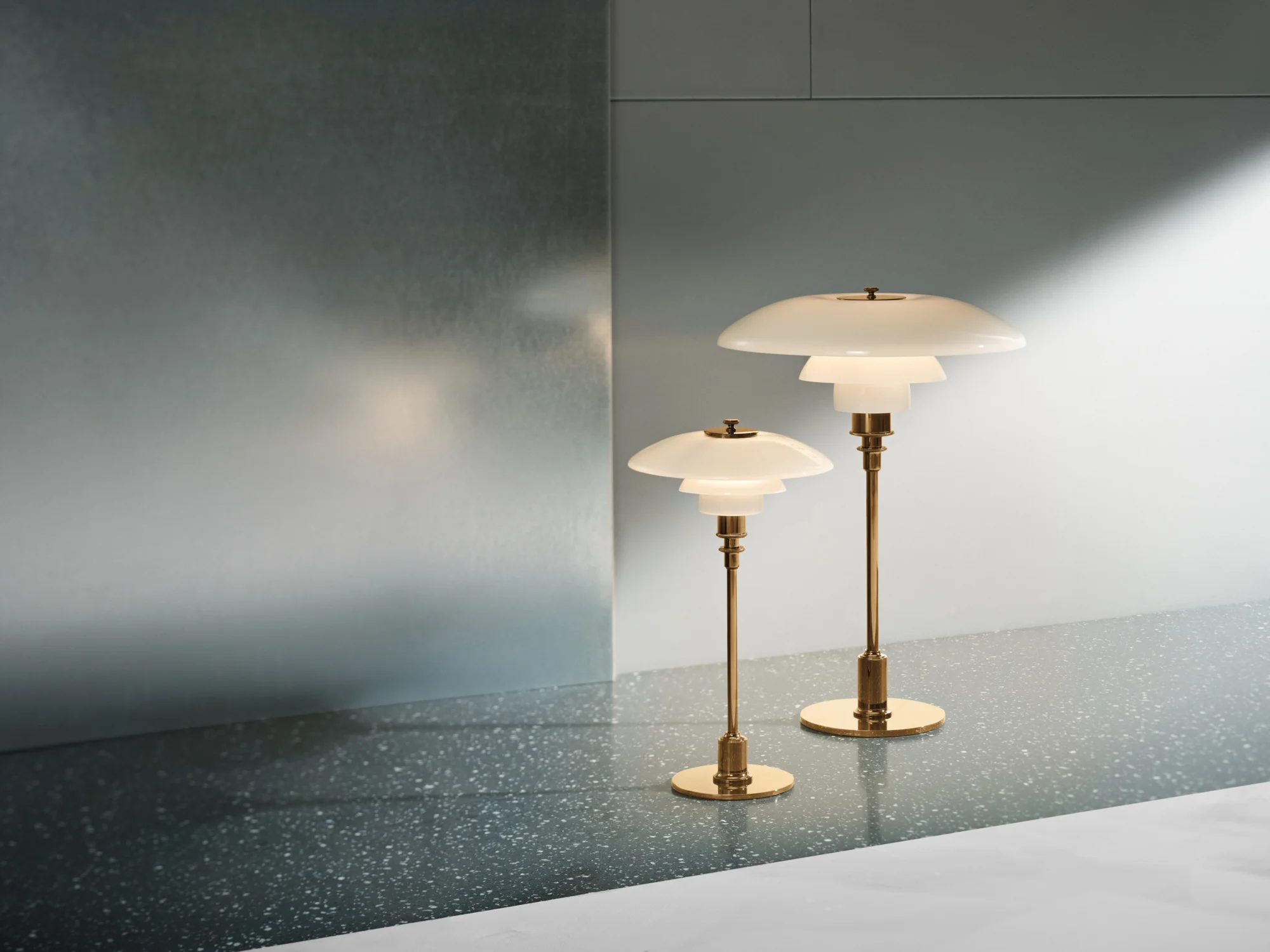 Lampa stołowa PH 3/2 biały z mosiężną podstawą - Image 4