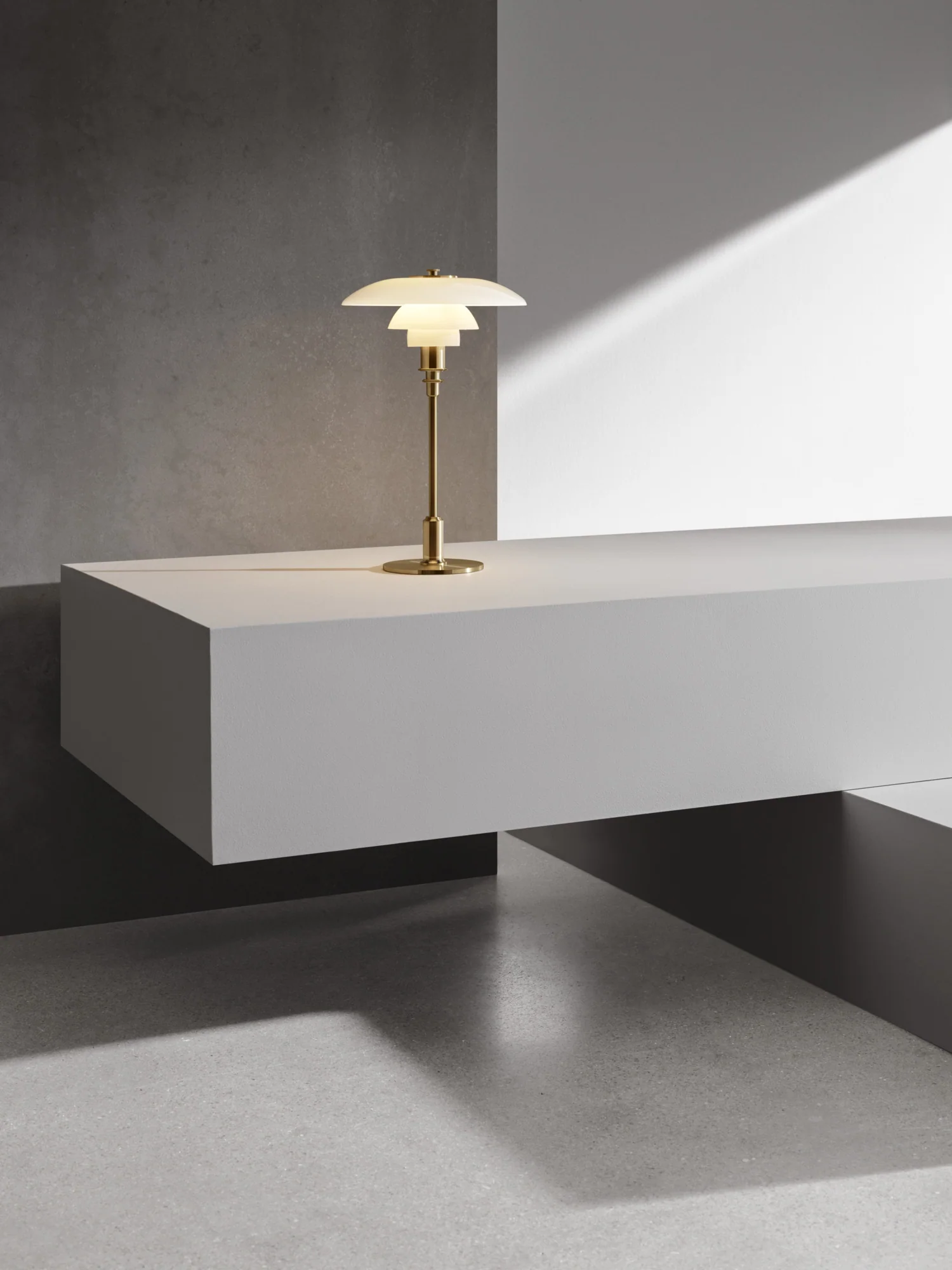 Lampa stołowa PH 3/2 biały z mosiężną podstawą - Image 7
