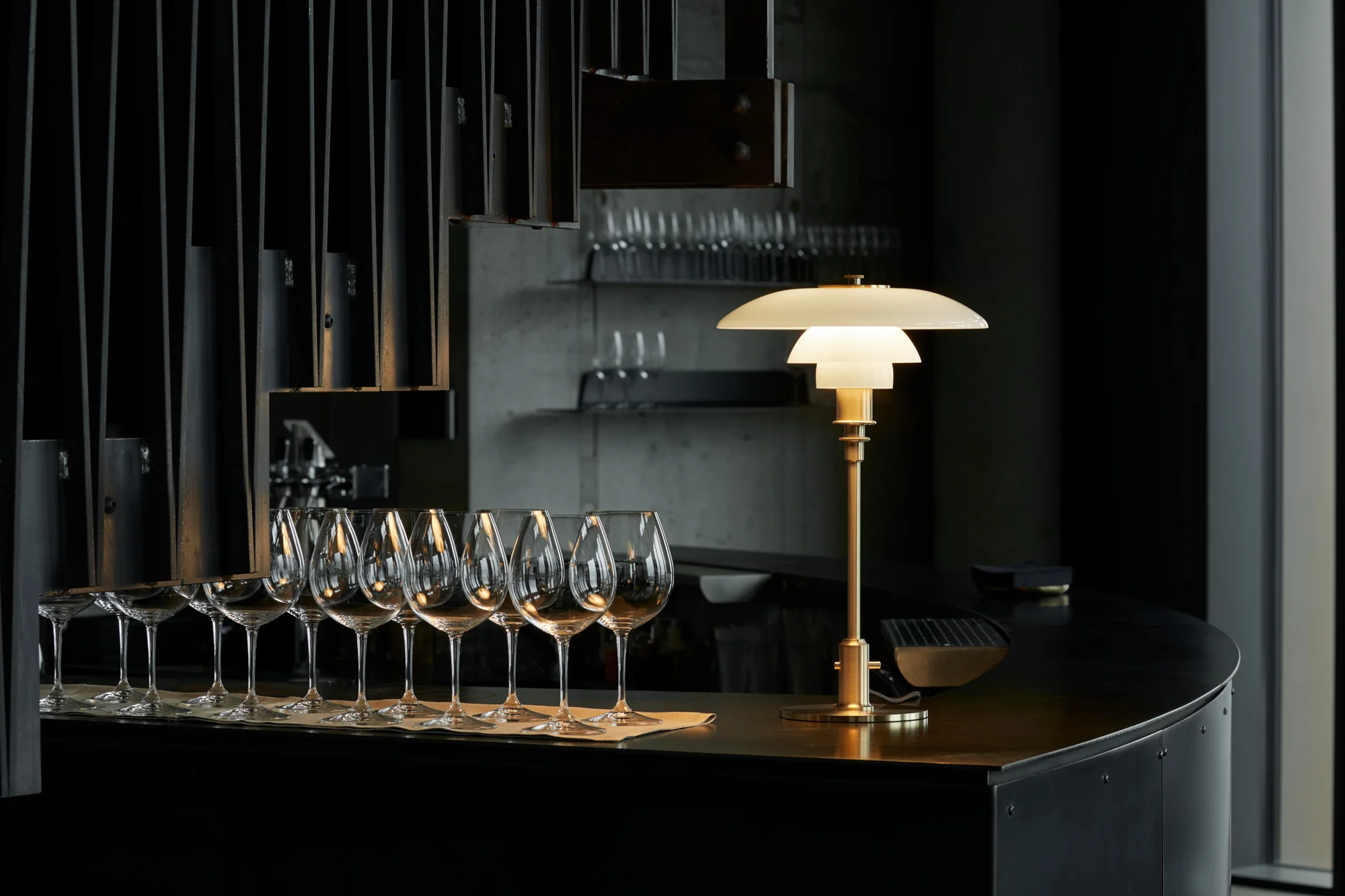 Lampa stołowa PH 3/2 biały z mosiężną podstawą - Image 8