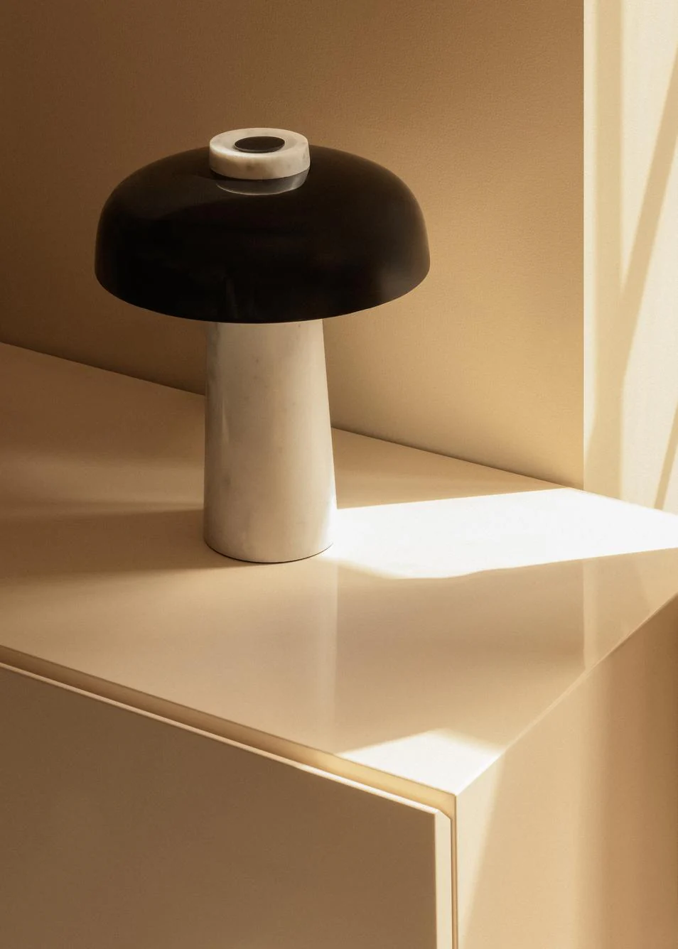 Lampa stołowa REVERSE czarny klosz z marmurową podstawą - Image 2