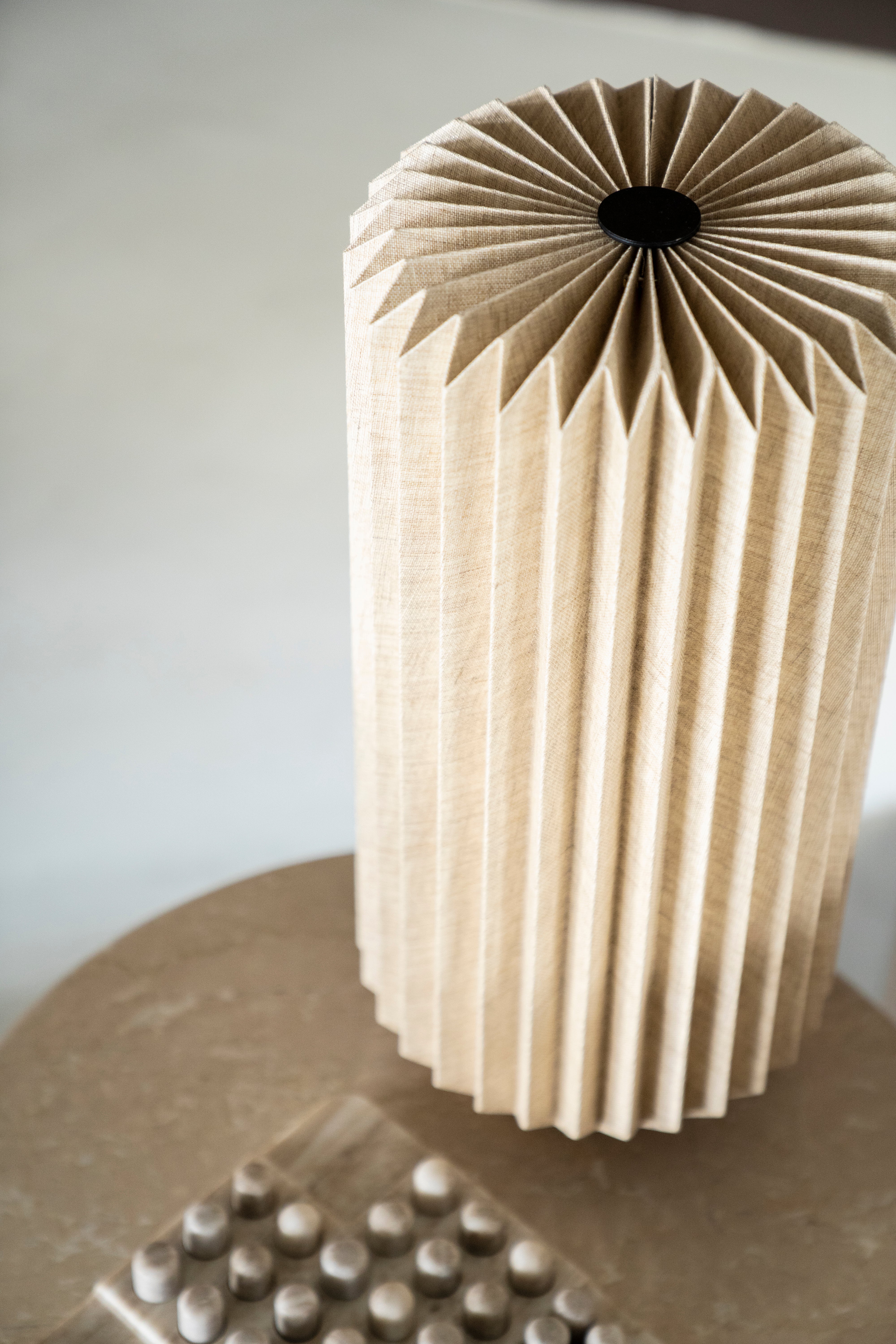 Lampa stołowa ZUKI papier i len z drewnianą podstawą - Image 4