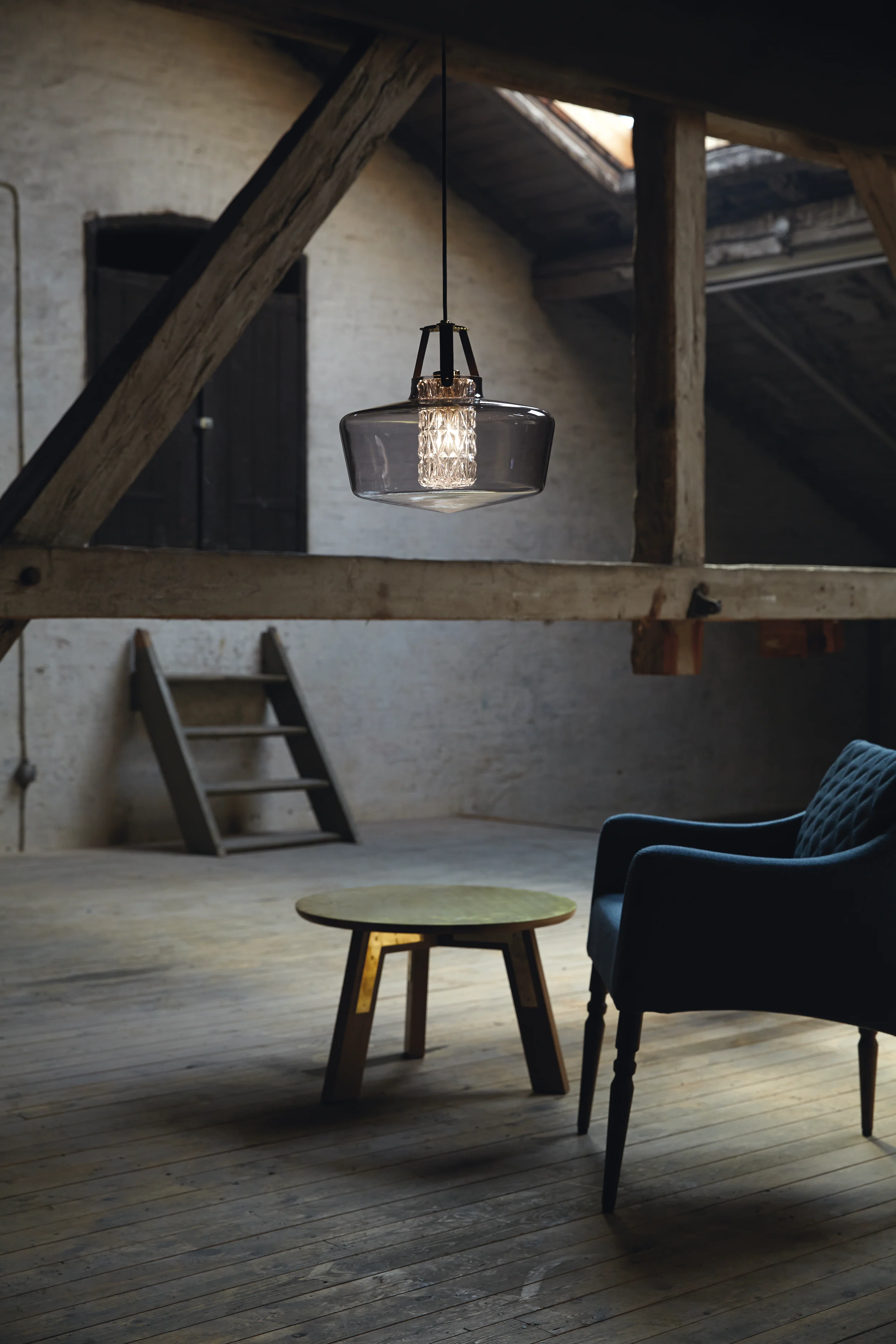 Lampa wisząca ADDICTED TO US dymione szkło z czarną skórą - Image 2