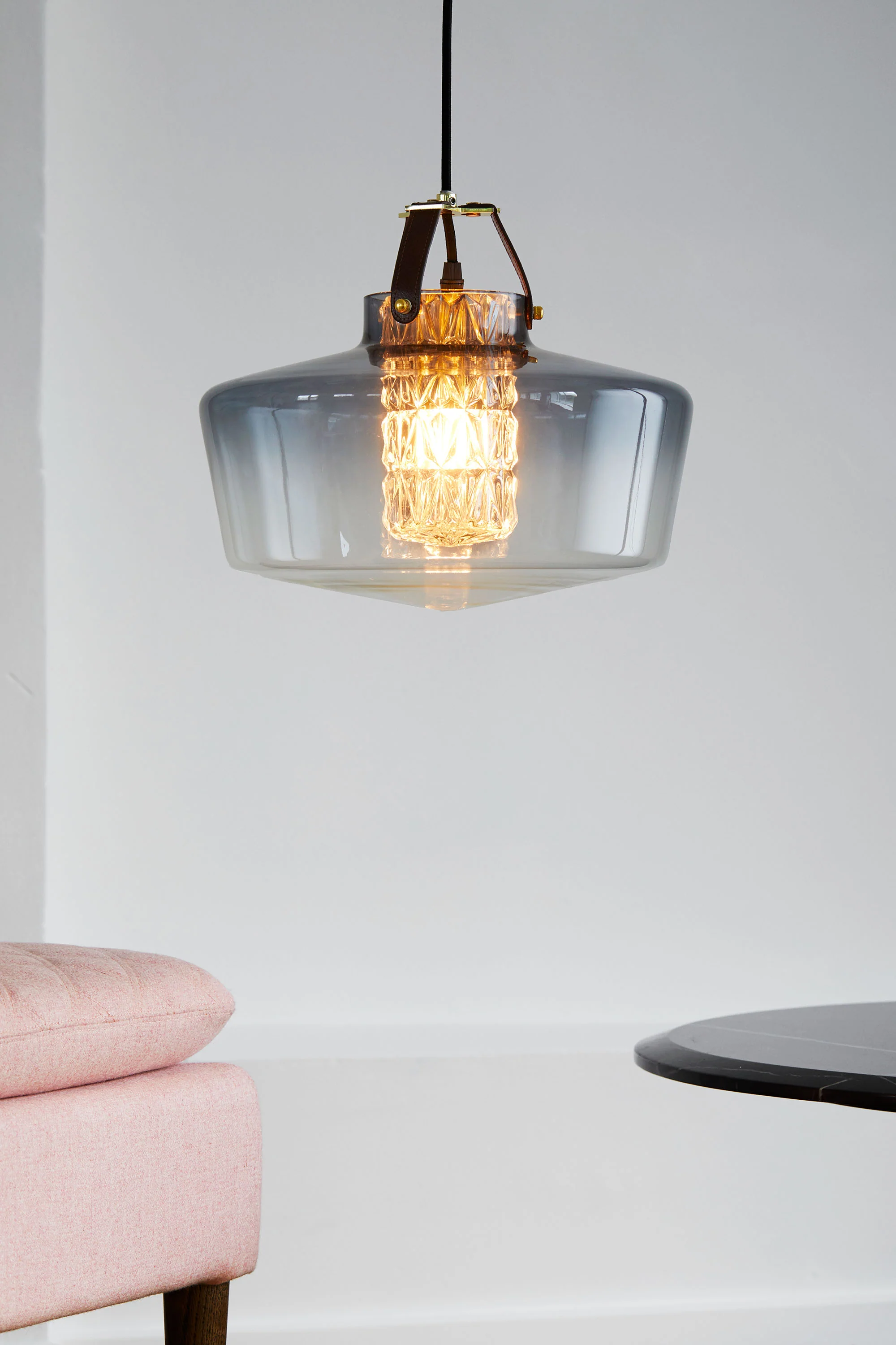 Lampa wisząca ADDICTED TO US dymione szkło z koniakową skórą - Image 5