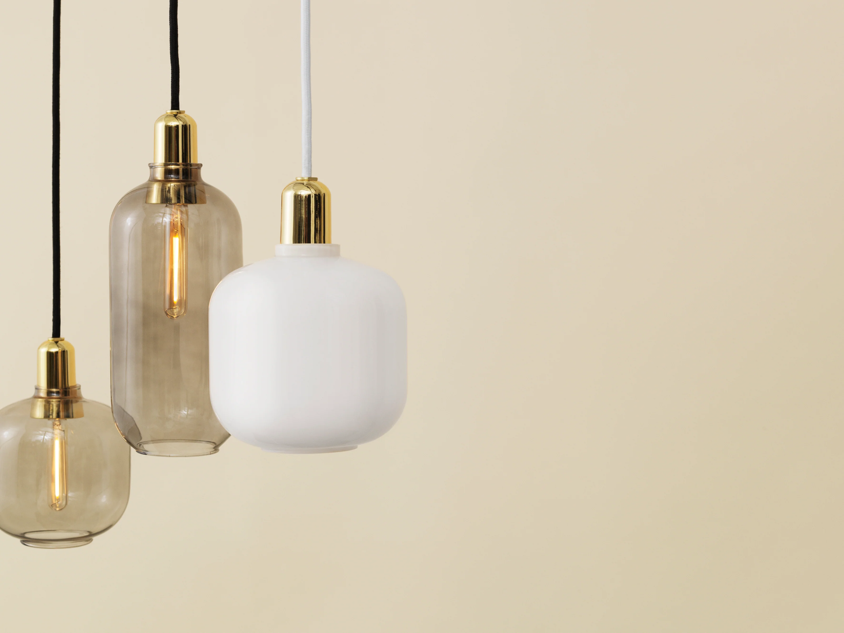 Lampa wisząca AMP białe szkło ze złotym wykończeniem - Image 4