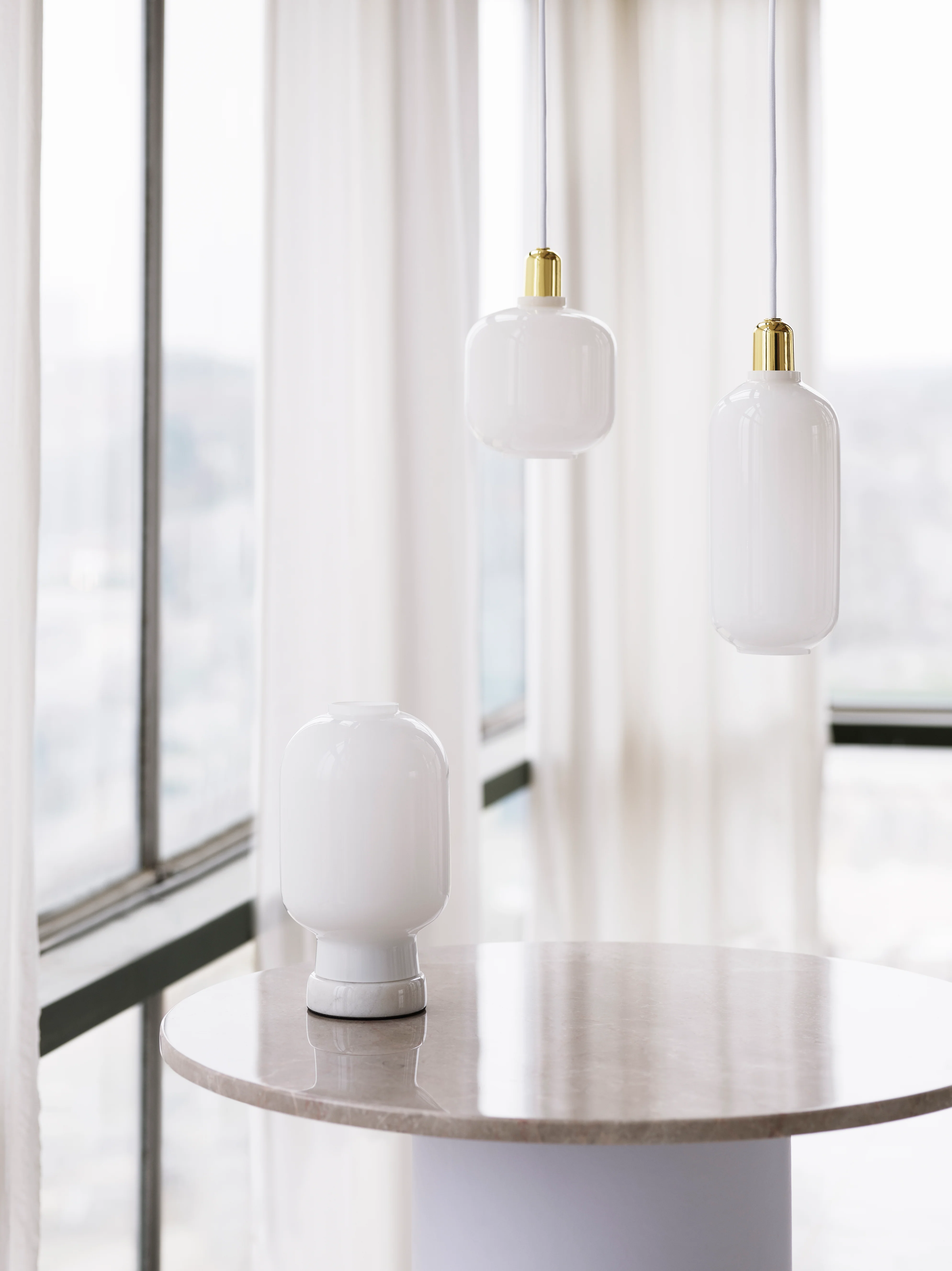 Lampa wisząca AMP LARGE białe szkło ze złotym wykończeniem - Image 2