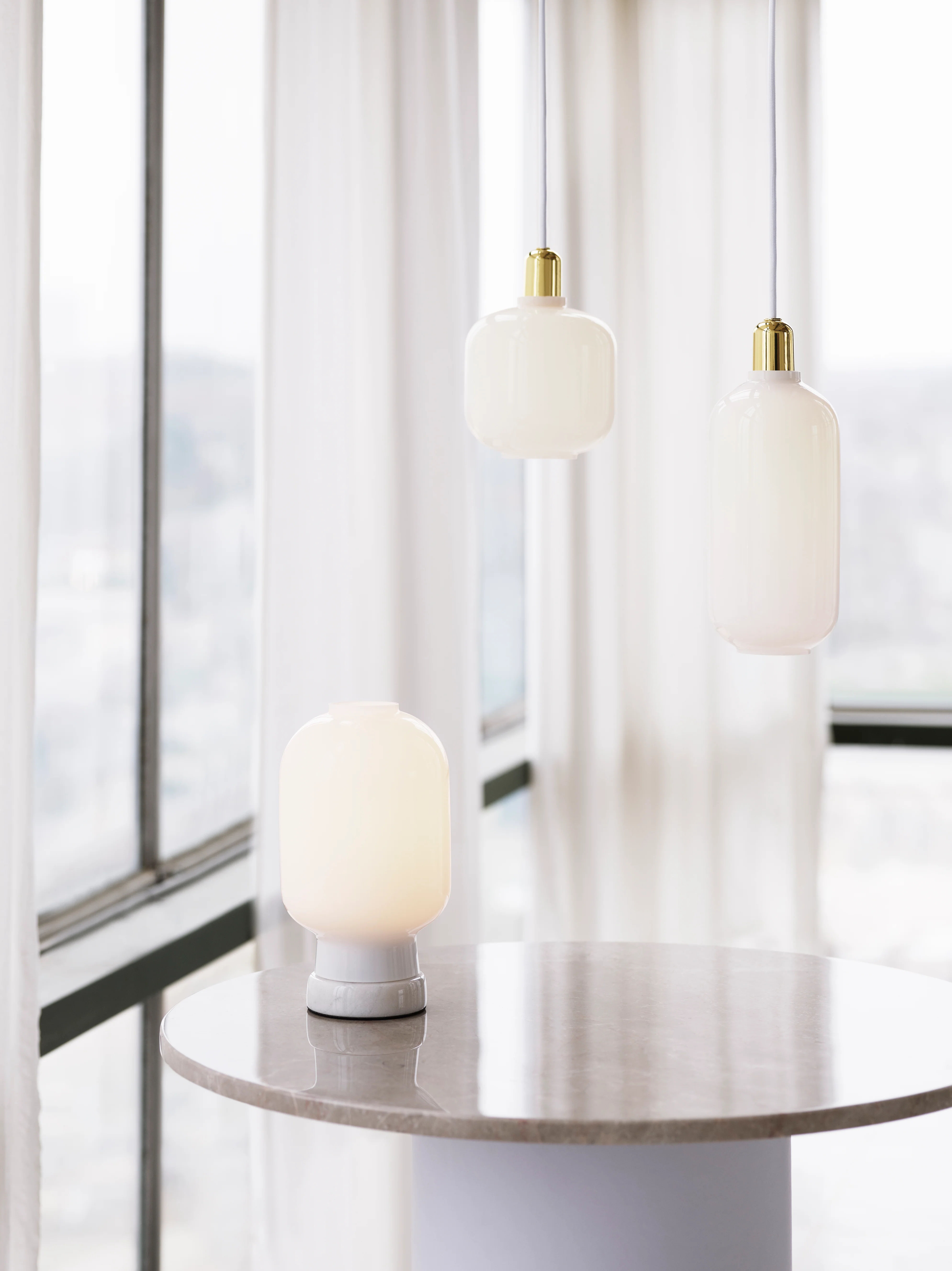 Lampa wisząca AMP LARGE białe szkło ze złotym wykończeniem - Image 3