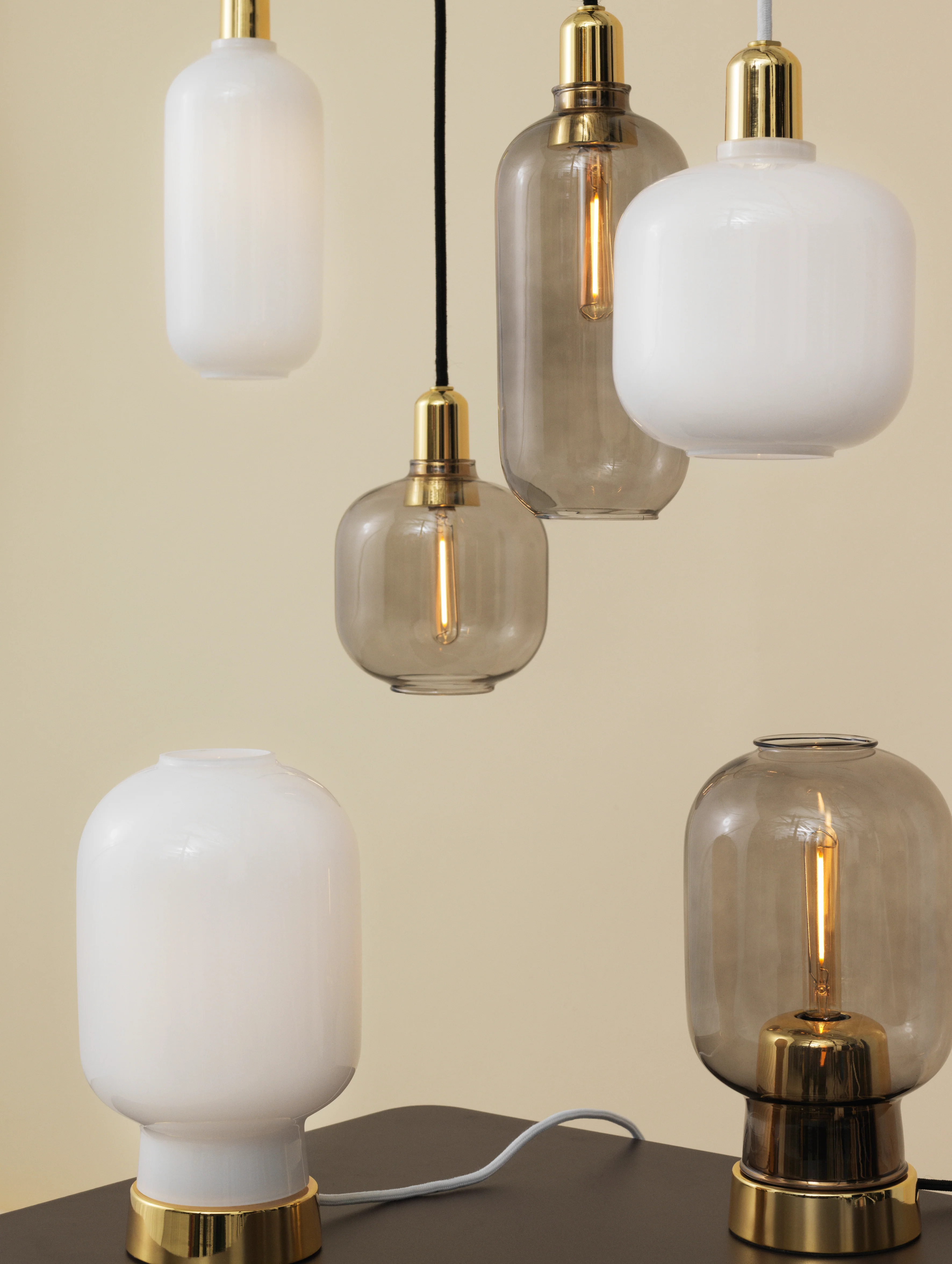 Lampa wisząca AMP LARGE białe szkło ze złotym wykończeniem - Image 4