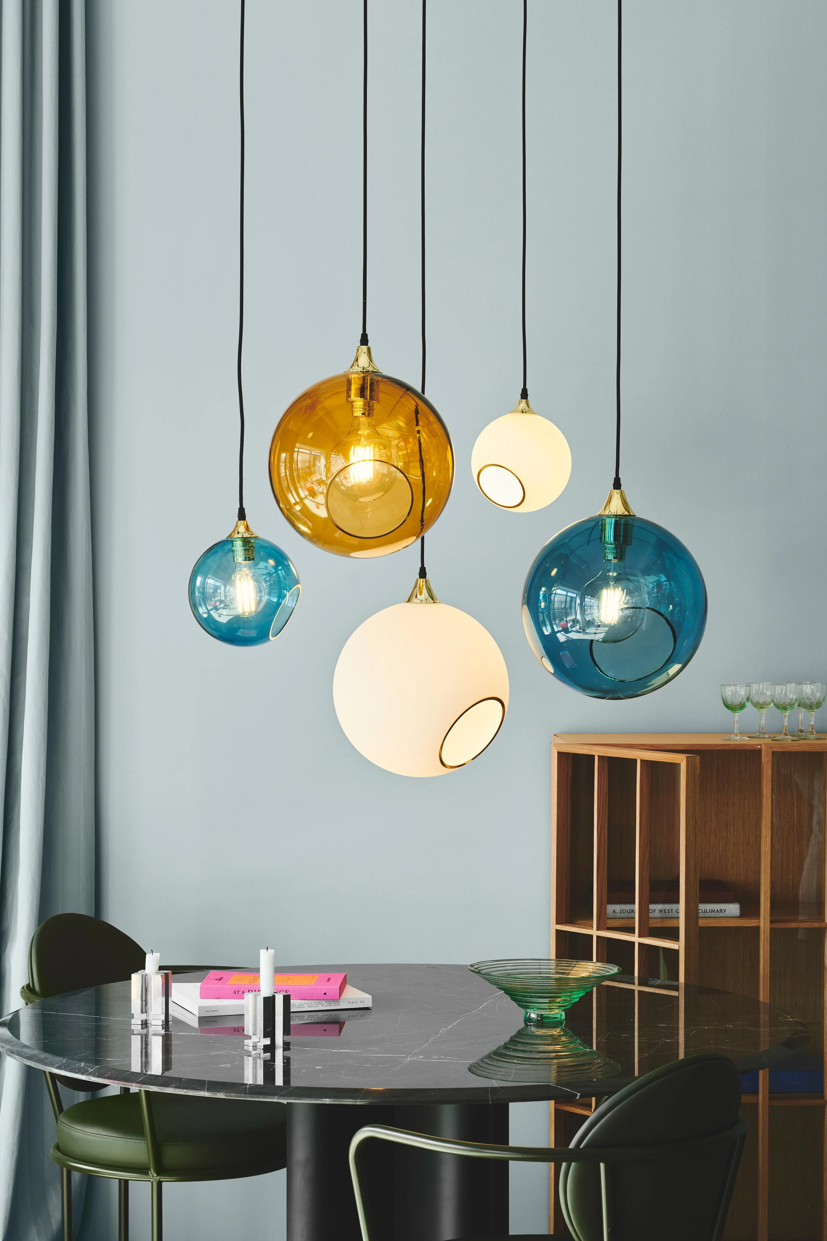 Lampa wisząca BALLROOM biały ze złotym wykończeniem - Image 4