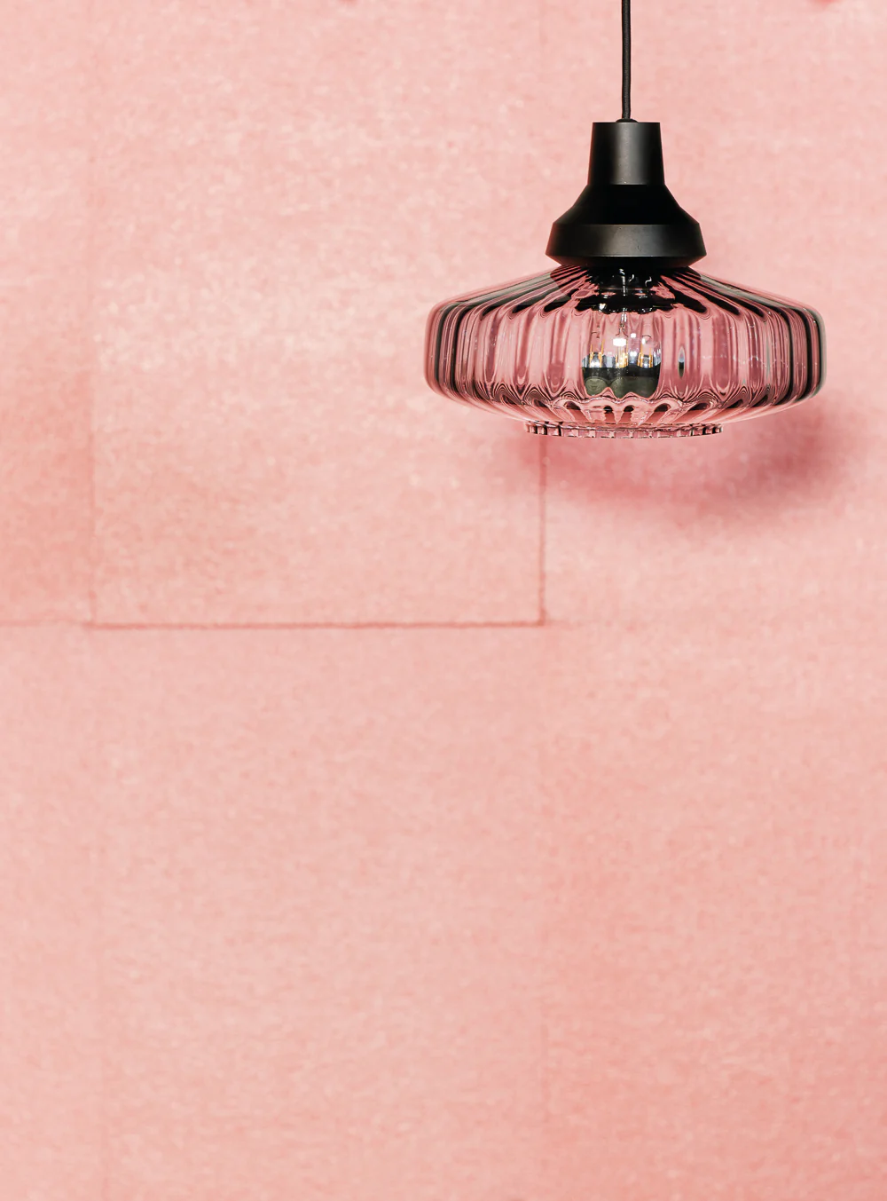 Lampa wisząca NEW WAVE OPTIC dymione szkło z czarnym wykończeniem - Image 5