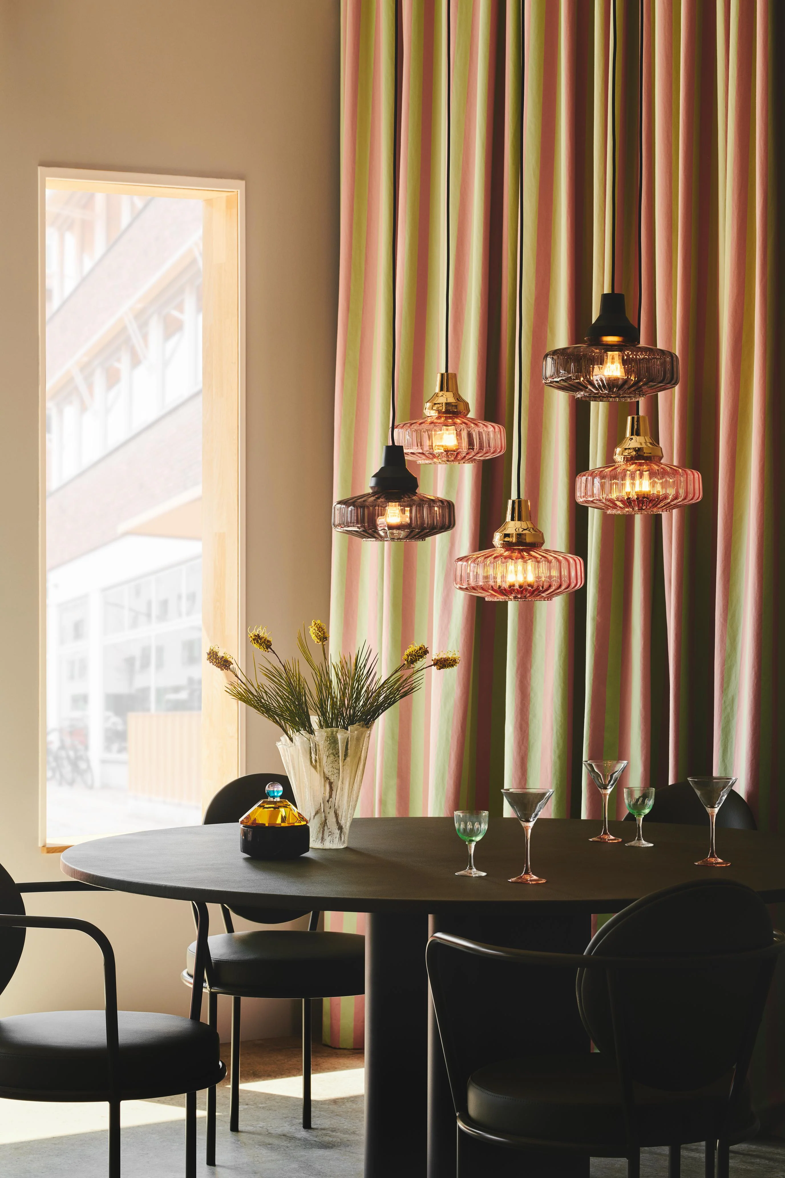 Lampa wisząca NEW WAVE OPTIC dymione szkło z czarnym wykończeniem - Image 8