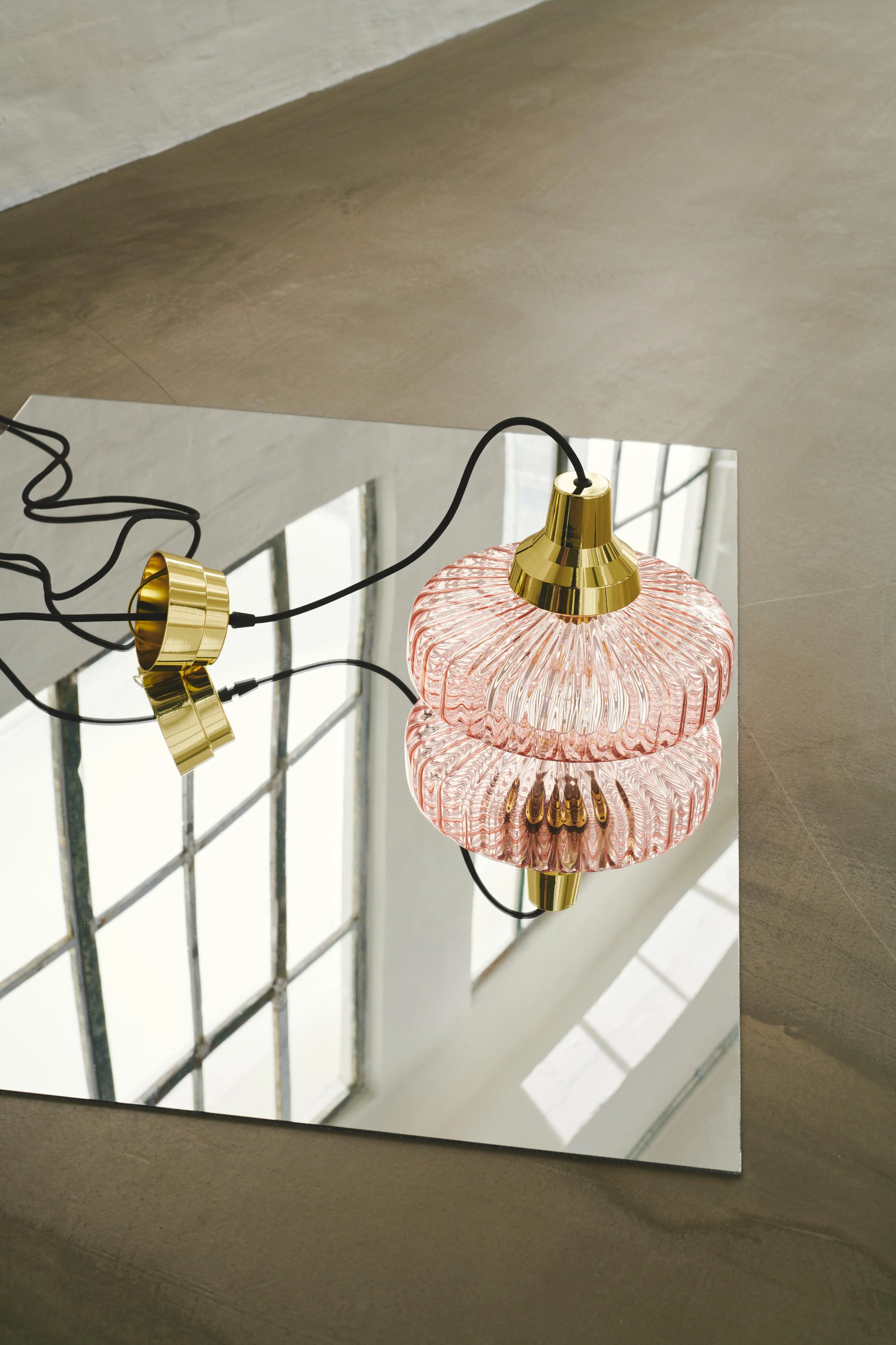 Lampa wisząca NEW WAVE OPTIC różowe szkło ze złotym wykończeniem - Image 6