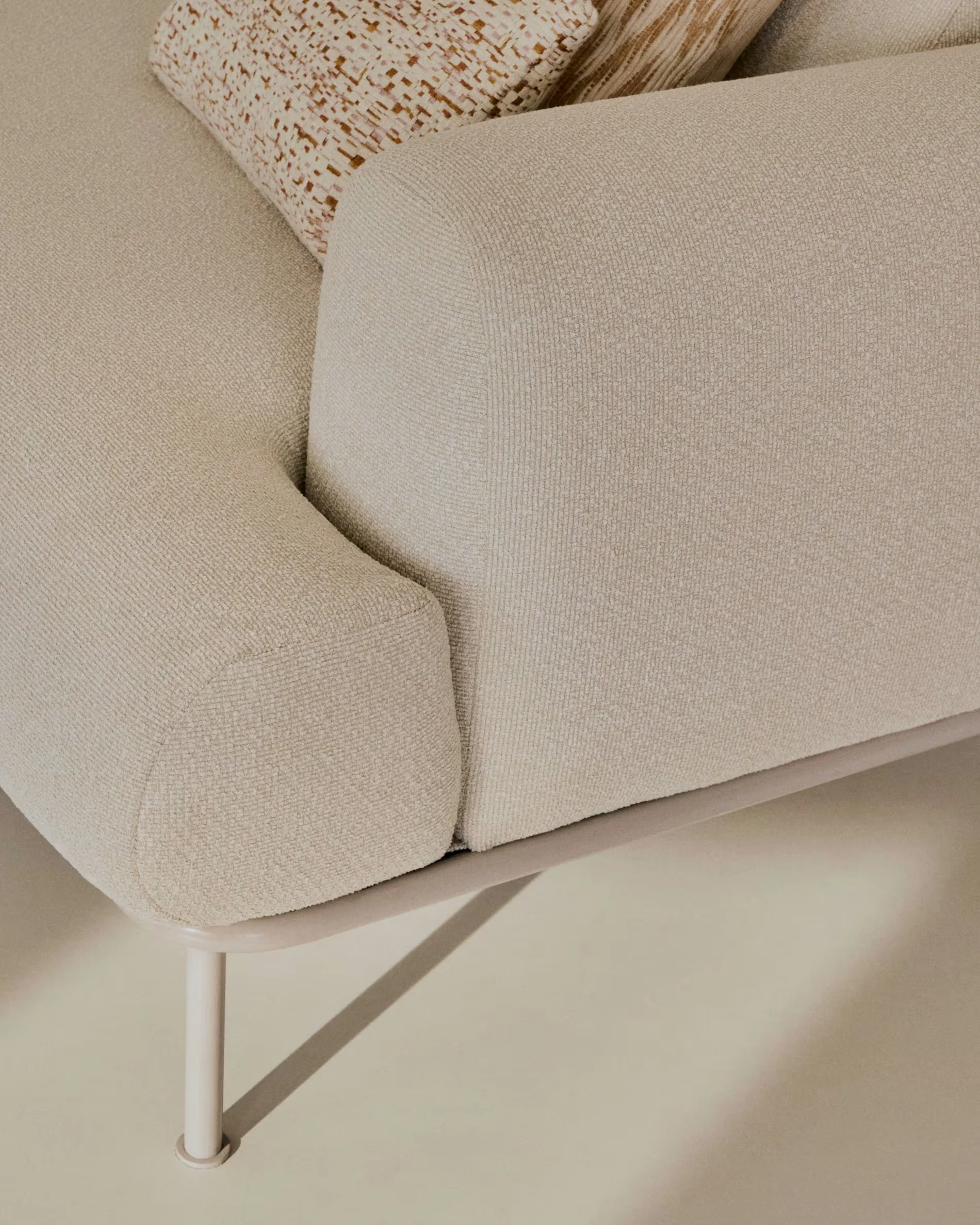 Sofa 3-osobowa AURUM ecru szenil z beżową podstawą - Image 8
