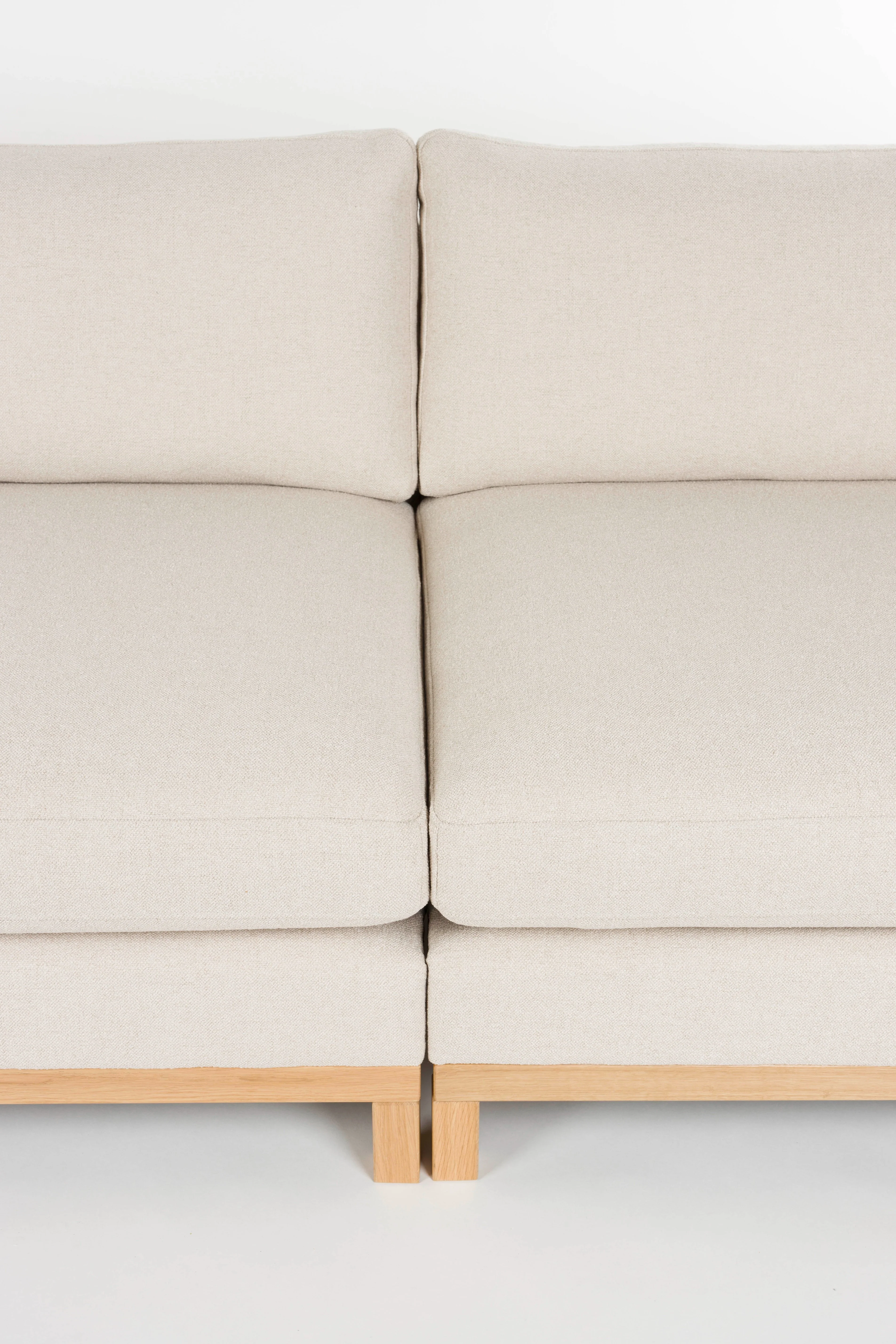 Sofa 3-osobowa BLOSSOM beżowy z drewnianą podstawą - Image 9