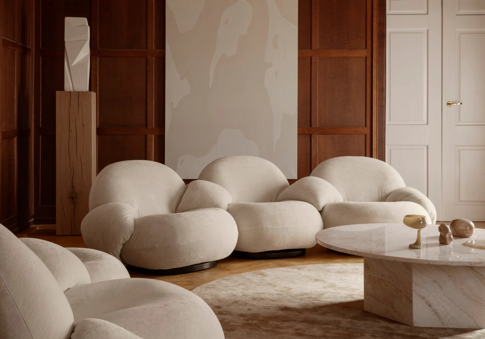 Sofa 3-osobowa PACHA tapicerowana ze złotą podstawą - Image 6
