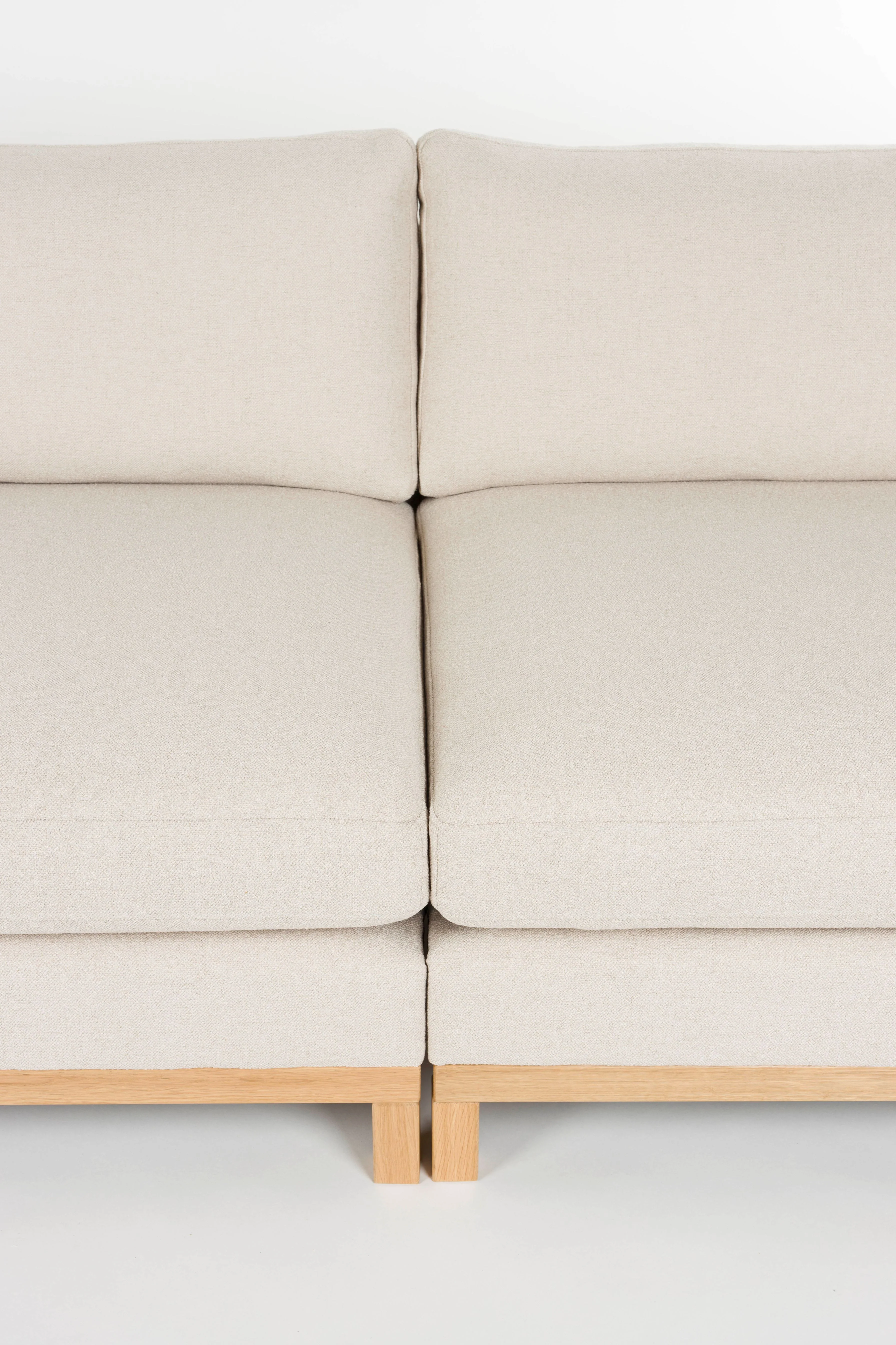 Sofa 4,5-osobowa BLOSSOM beżowy z drewnianą podstawą - Image 9