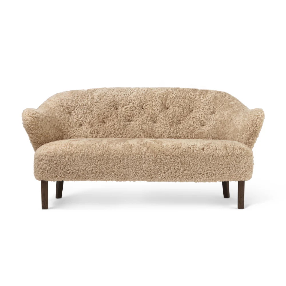 Sofa INGEBORG beżowa skóra owcza z ciemną dębową podstawą