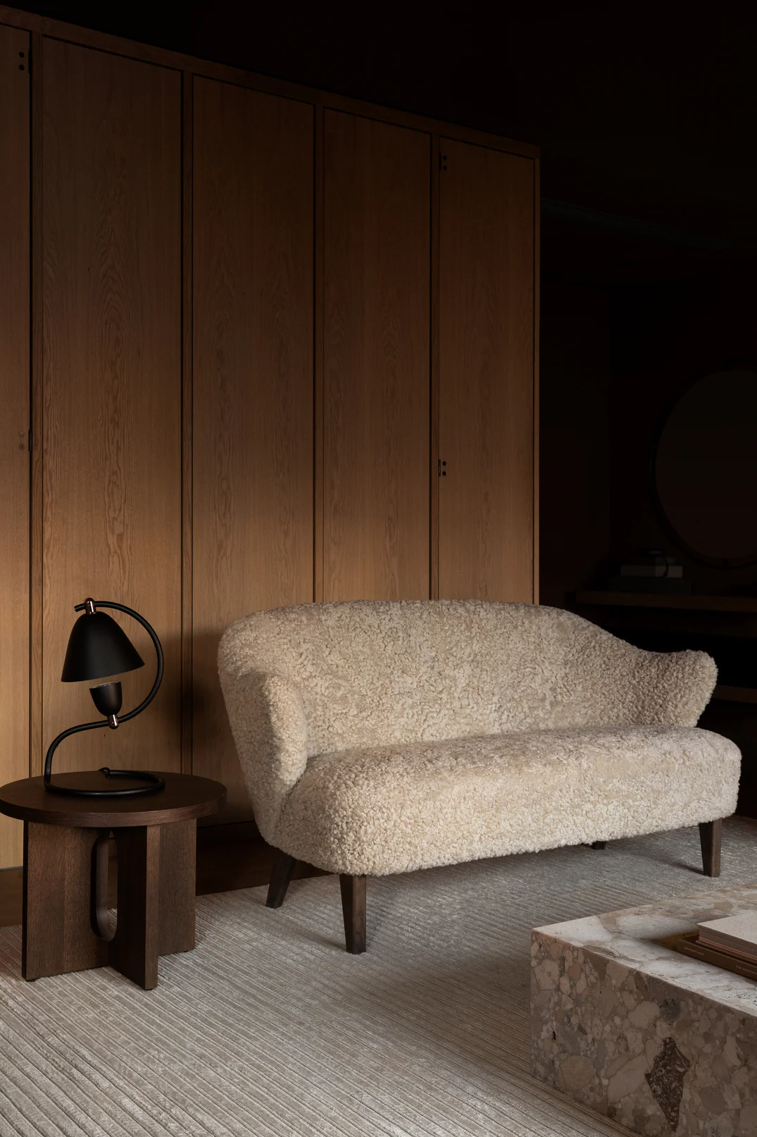 Sofa INGEBORG granatowy z dębową podstawą - Image 2