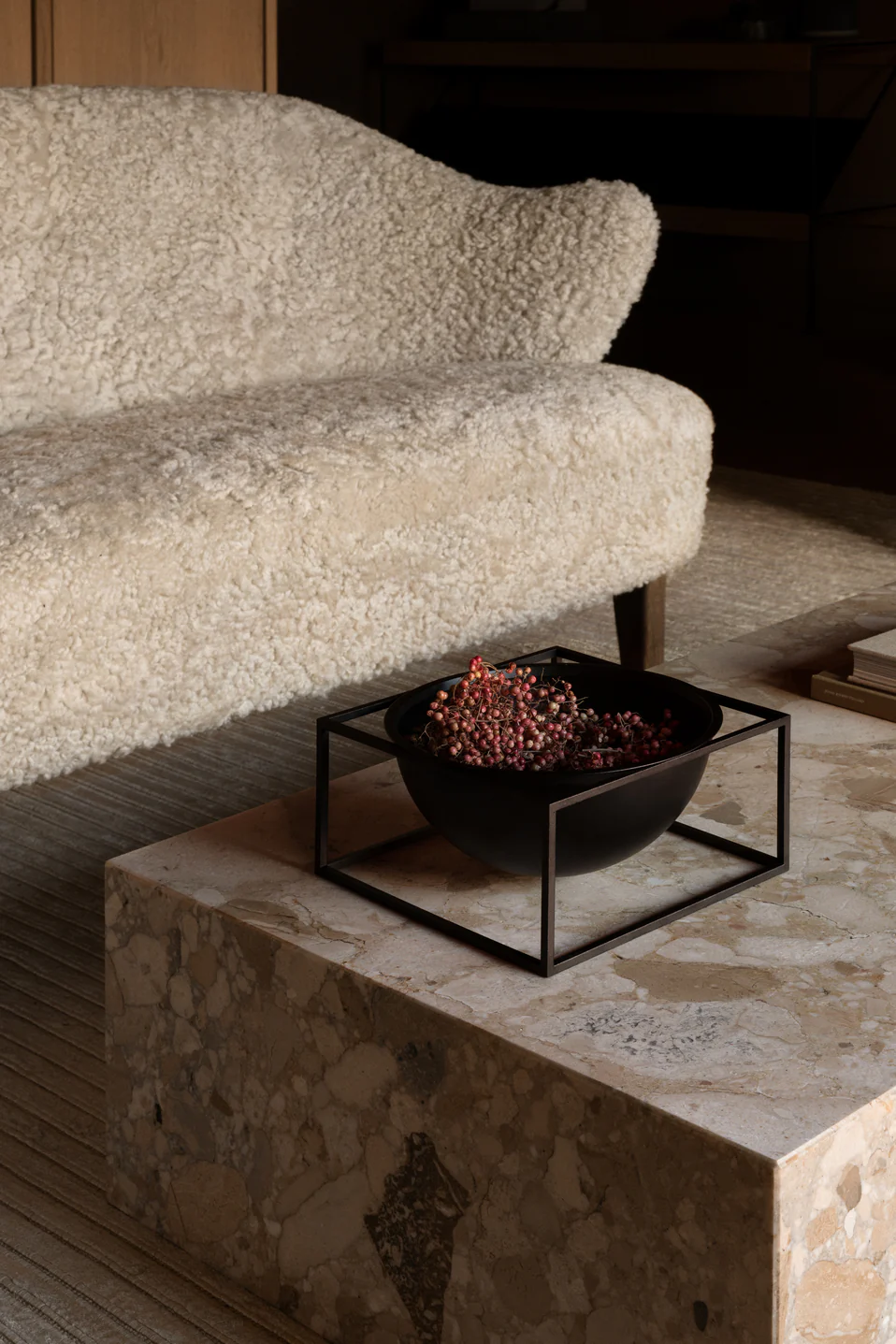 Sofa INGEBORG granatowy z dębową podstawą - Image 7