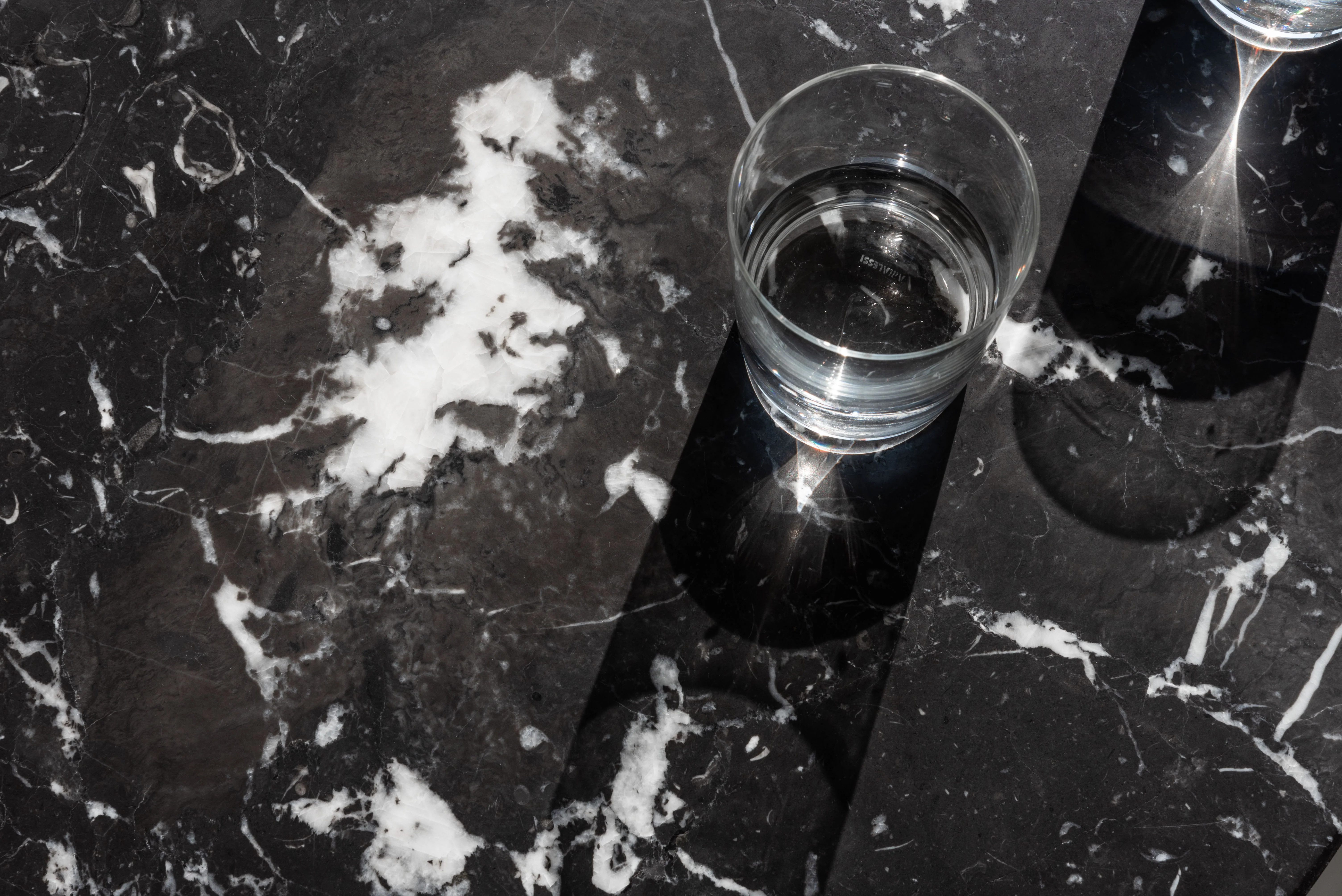 Stół okrągły BRUT czarny marmur z zieloną podstawą - Image 5